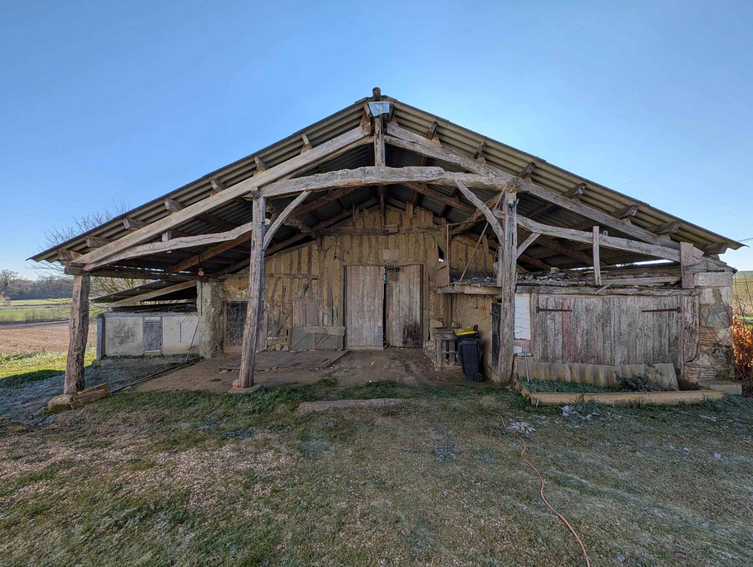 Two bedroom country property with barn and lovely views, Aquitaine – France – BVI84076