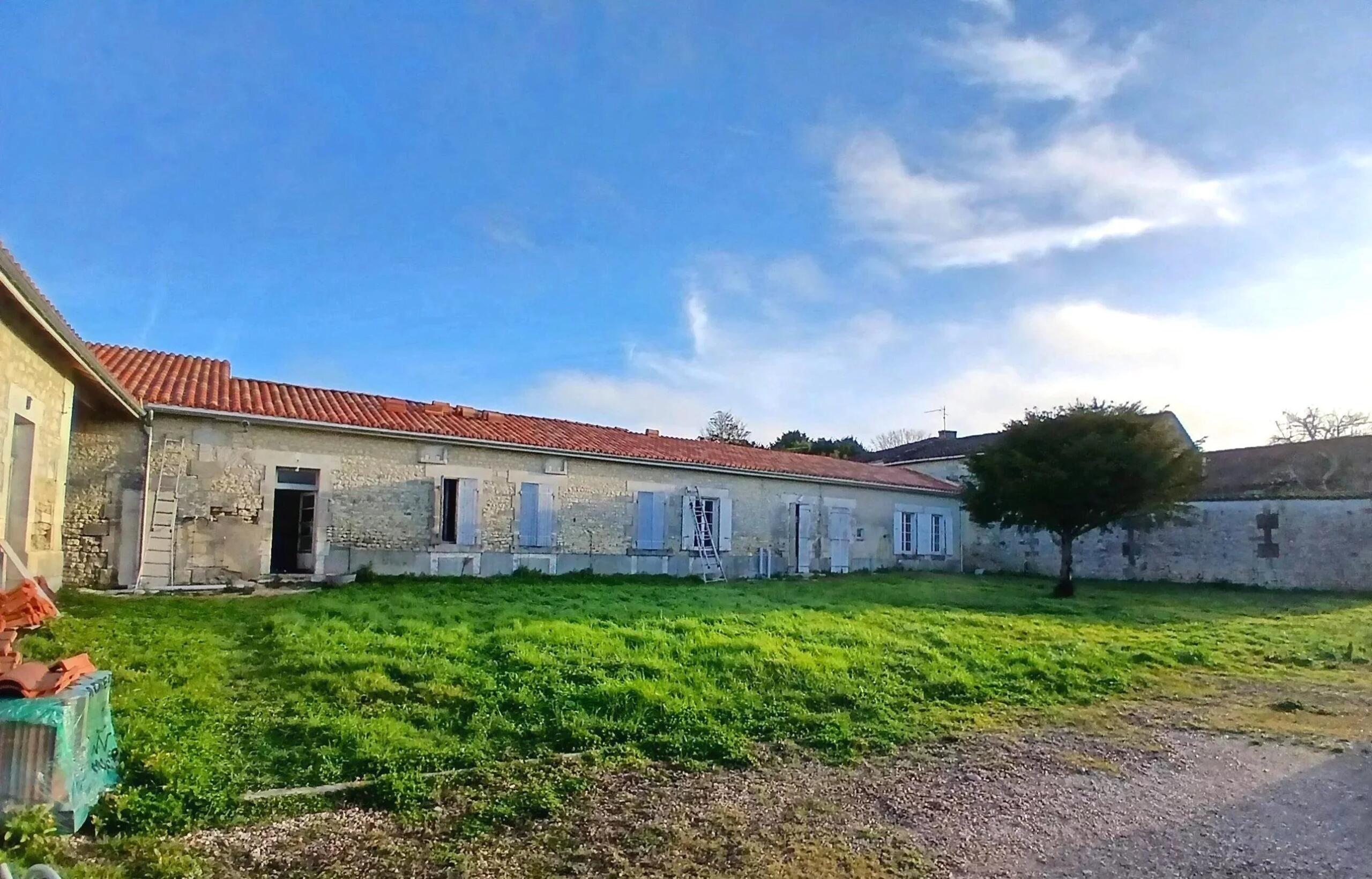 Magnificent stone farmhouse with cottage, workshop and stone hangar to renovate, Poitou-Charentes – France – BVI84120