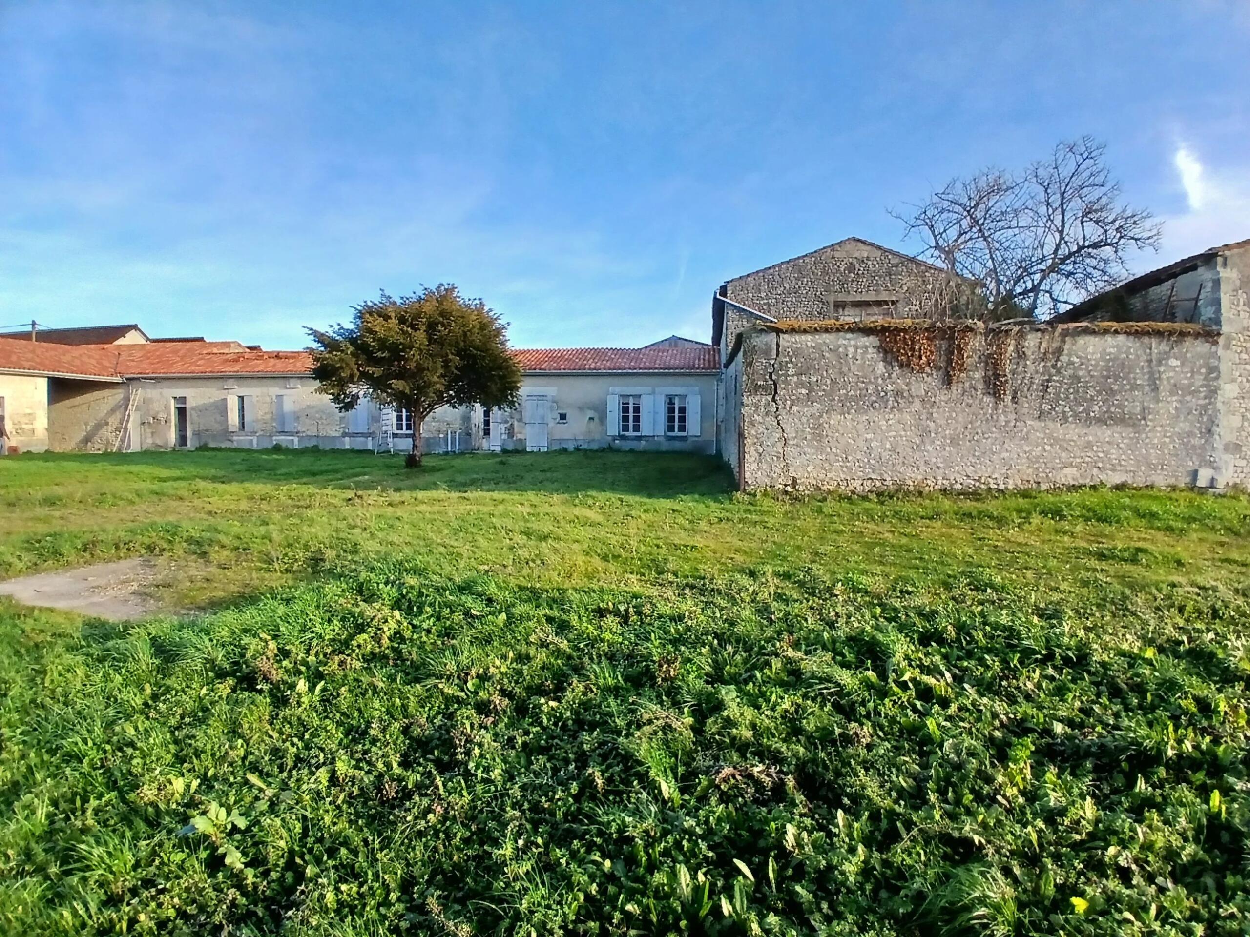 Magnificent stone farmhouse with cottage, workshop and stone hangar to renovate, Poitou-Charentes – France – BVI84120
