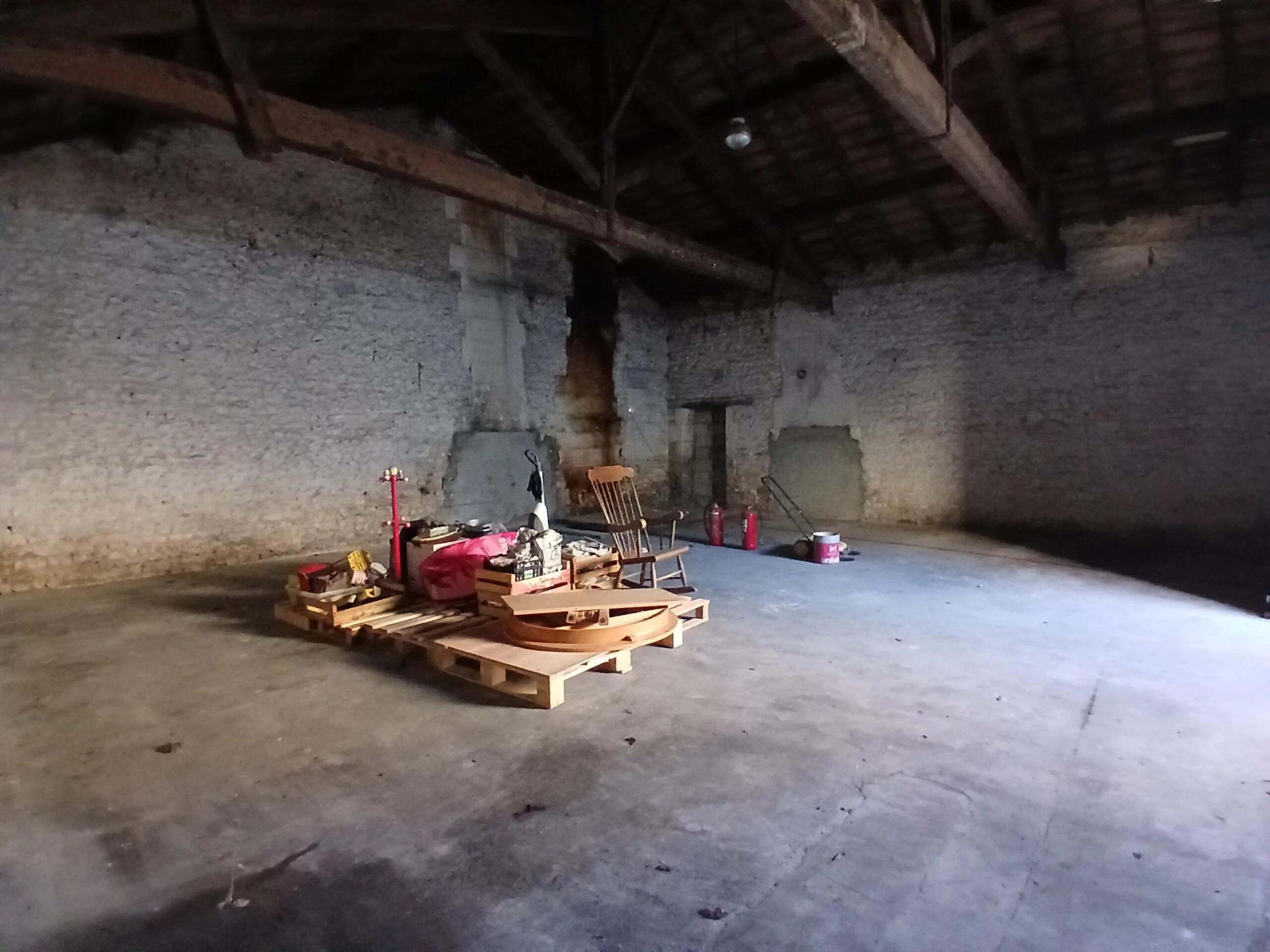 Magnificent stone farmhouse with cottage, workshop and stone hangar to renovate, Poitou-Charentes – France – BVI84120