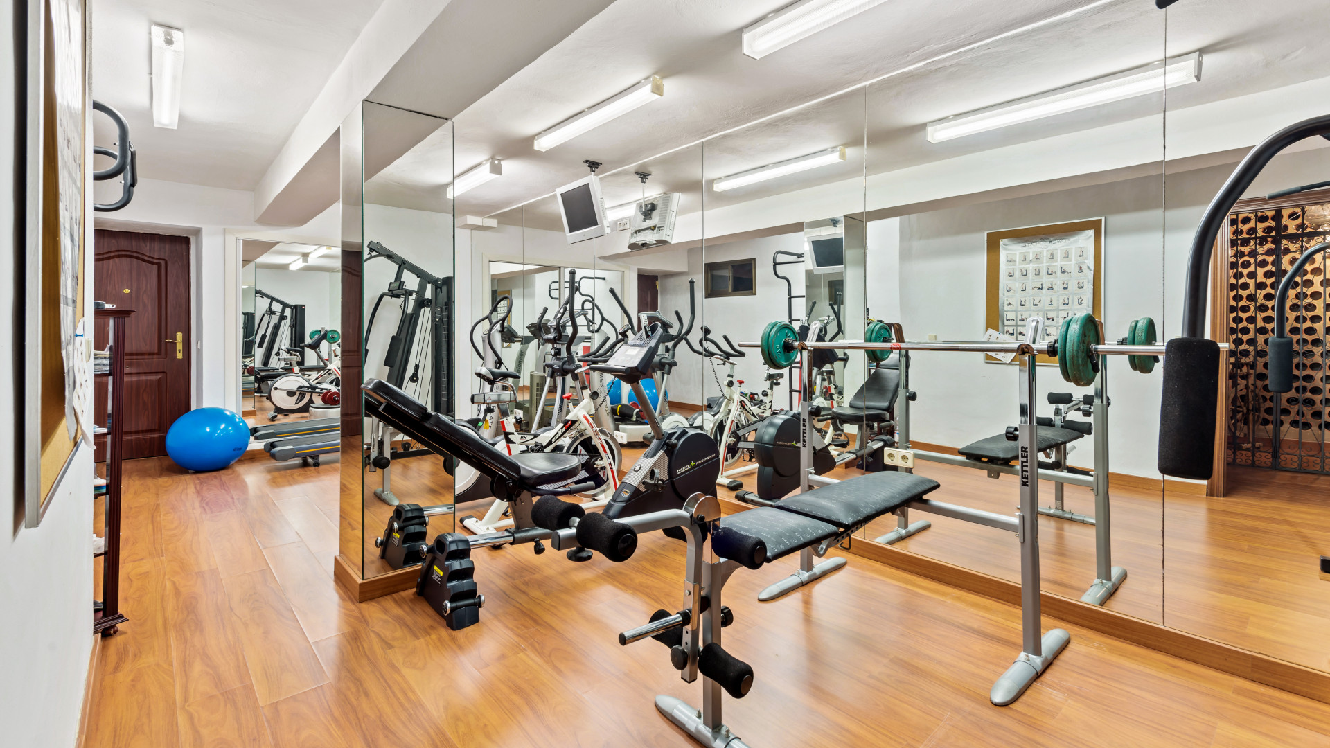 5 bedroom Villa in Marbella, Malaga, Spain – 428-03150D