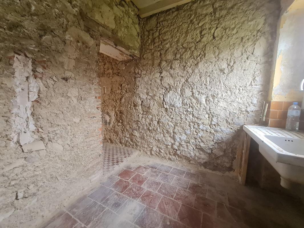 2 bedroom maison a renover in Pouy Roquelaure, Gers, France