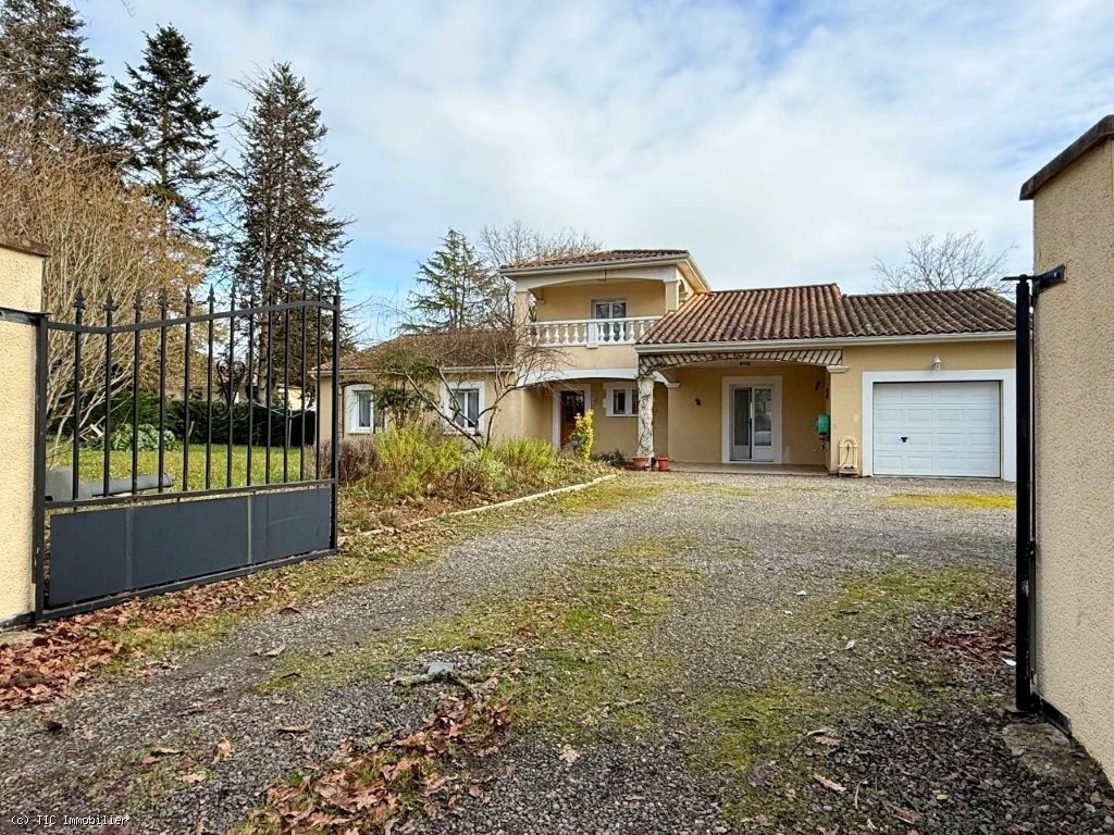 3 bedroom House in Confolens, France – r7413