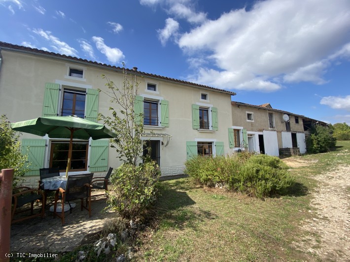 3 bedroom House in Verteuil-Sur-Charente, France – r7100