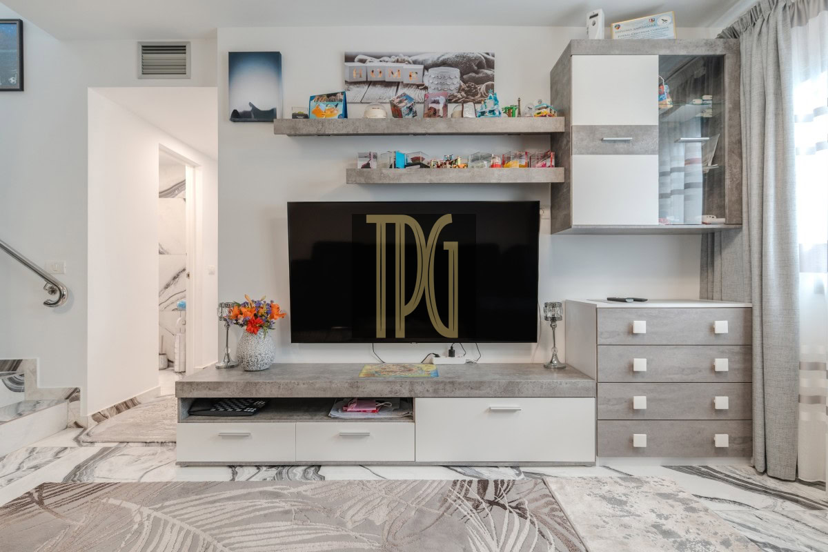 Stunning 3 Bedroom Penthouse for Sale in Parque De La Reina – OPS1906R