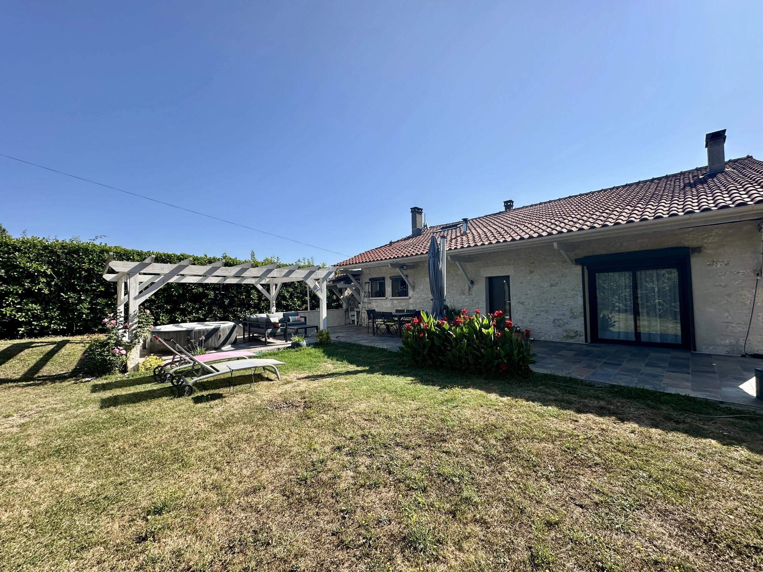 Stone 2-3 bedroom house with office, mezzanine, garage and outbuilding, Aquitaine – France – BVI81417