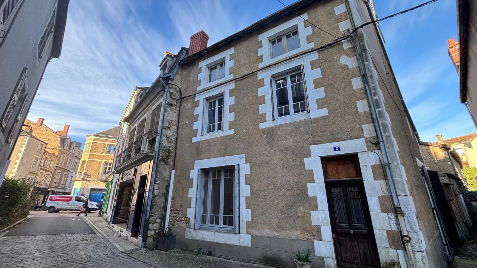 2 bedroom renovated townhouse Montmorillon, Poitou-Charentes – France – BVI83930