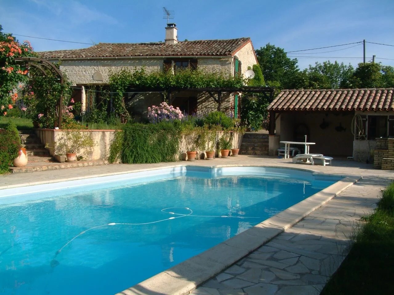 Beautiful stone house with swimming pool, near Cordes-sur-Ciel, Midi-Pyrénées – France – BVI84136