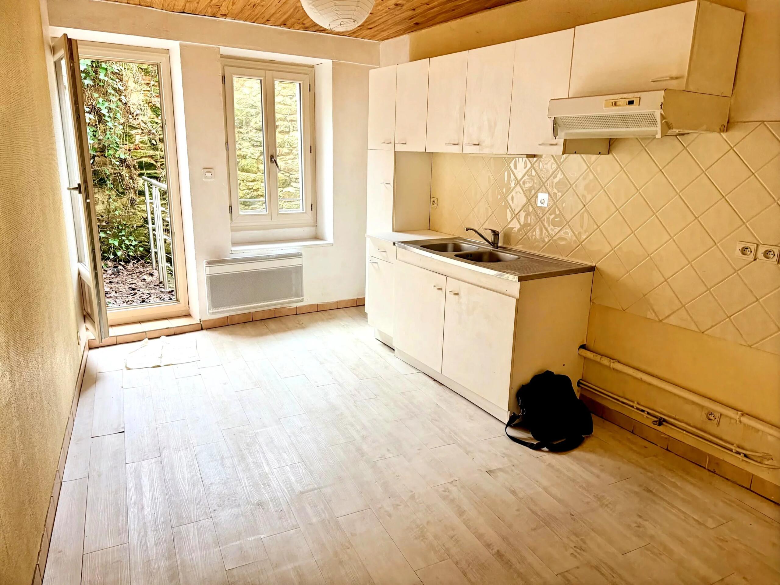 Renovated split level apartment with shop underneath, Limousin – France – BVI83848