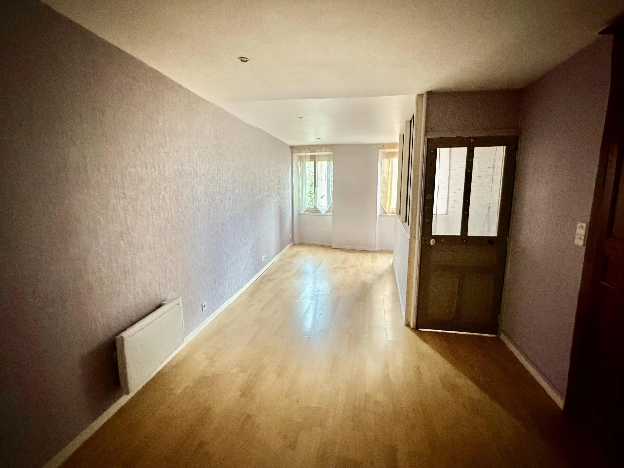 Renovated split level apartment with shop underneath, Limousin – France – BVI83848