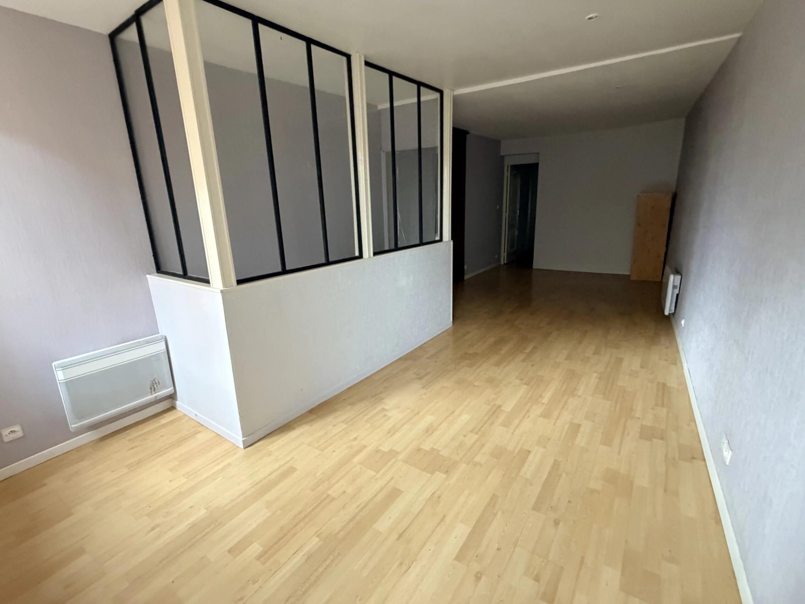 Renovated split level apartment with shop underneath, Limousin – France – BVI83848