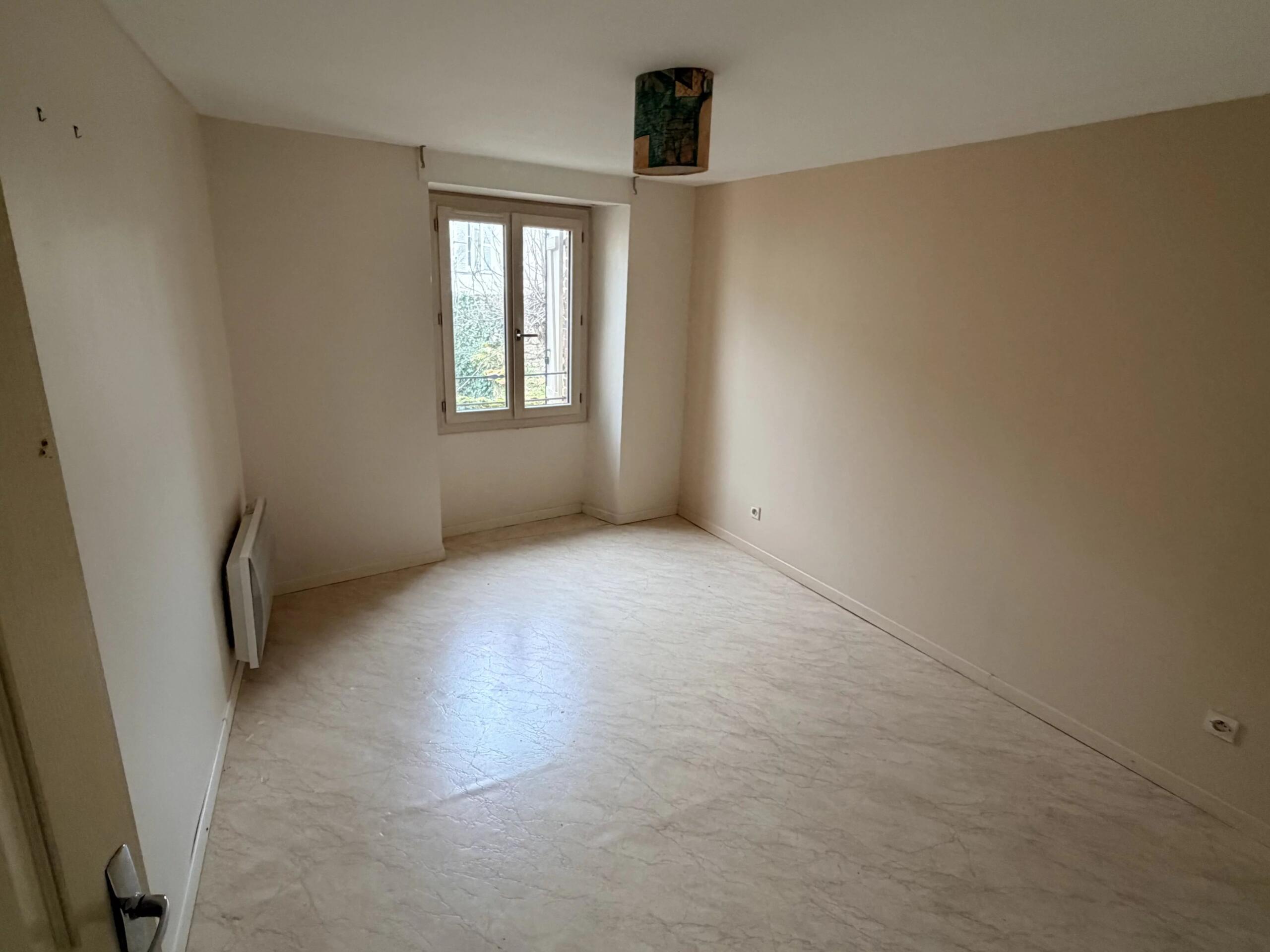 Renovated split level apartment with shop underneath, Limousin – France – BVI83848