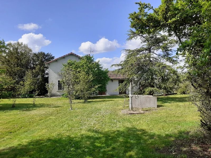 Property to renovate with no close neighbours and 5000m² of land, Poitou-Charentes – France – BVI64449