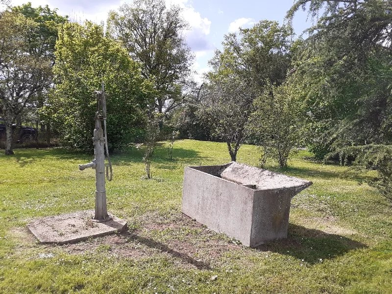 Property to renovate with no close neighbours and 5000m² of land, Poitou-Charentes – France – BVI64449