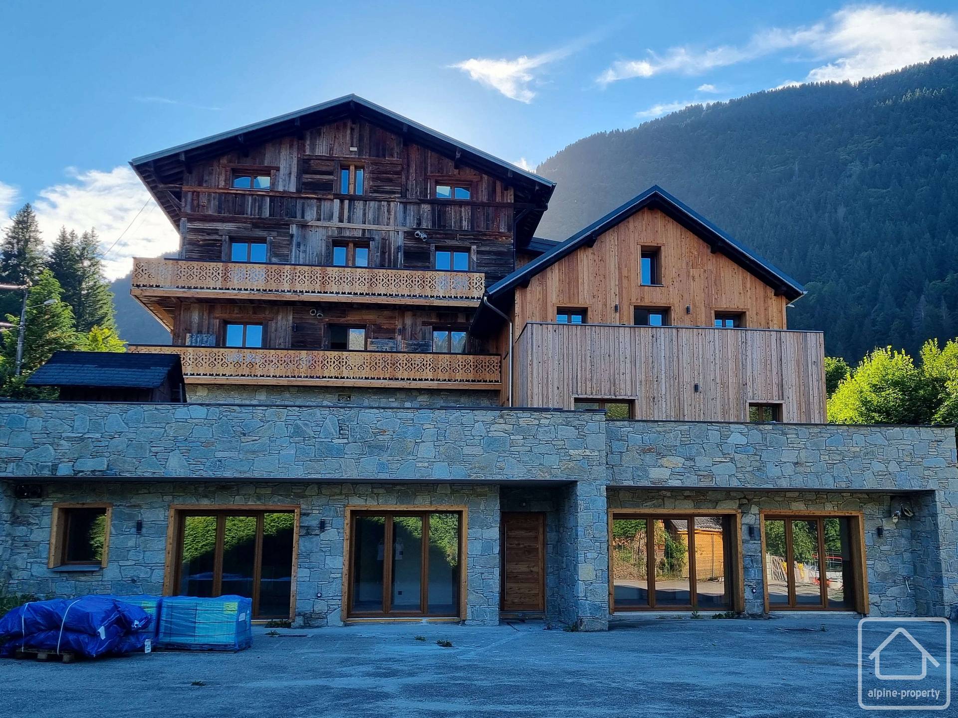 A Beautiful 1 Bedroom Apartment With A Large Outdoor Terrace, Private Parking And Cave. – APTCLOSFLORINE001