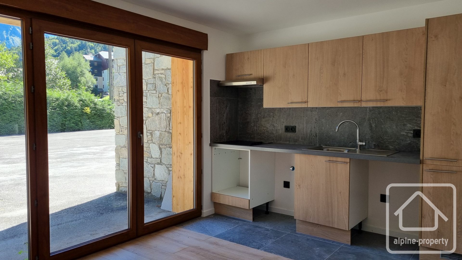 A Beautiful 1 Bedroom Apartment With A Large Outdoor Terrace, Private Parking And Cave. – APTCLOSFLORINE001