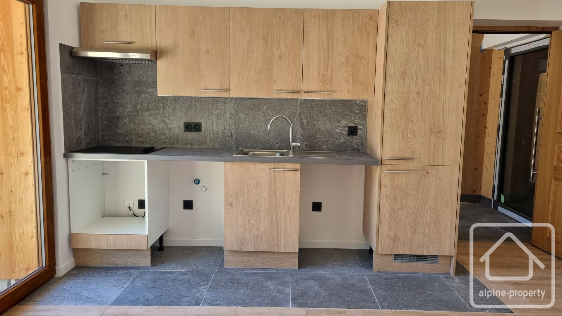 A Beautiful 1 Bedroom Apartment With A Large Outdoor Terrace, Private Parking And Cave. – APTCLOSFLORINE001