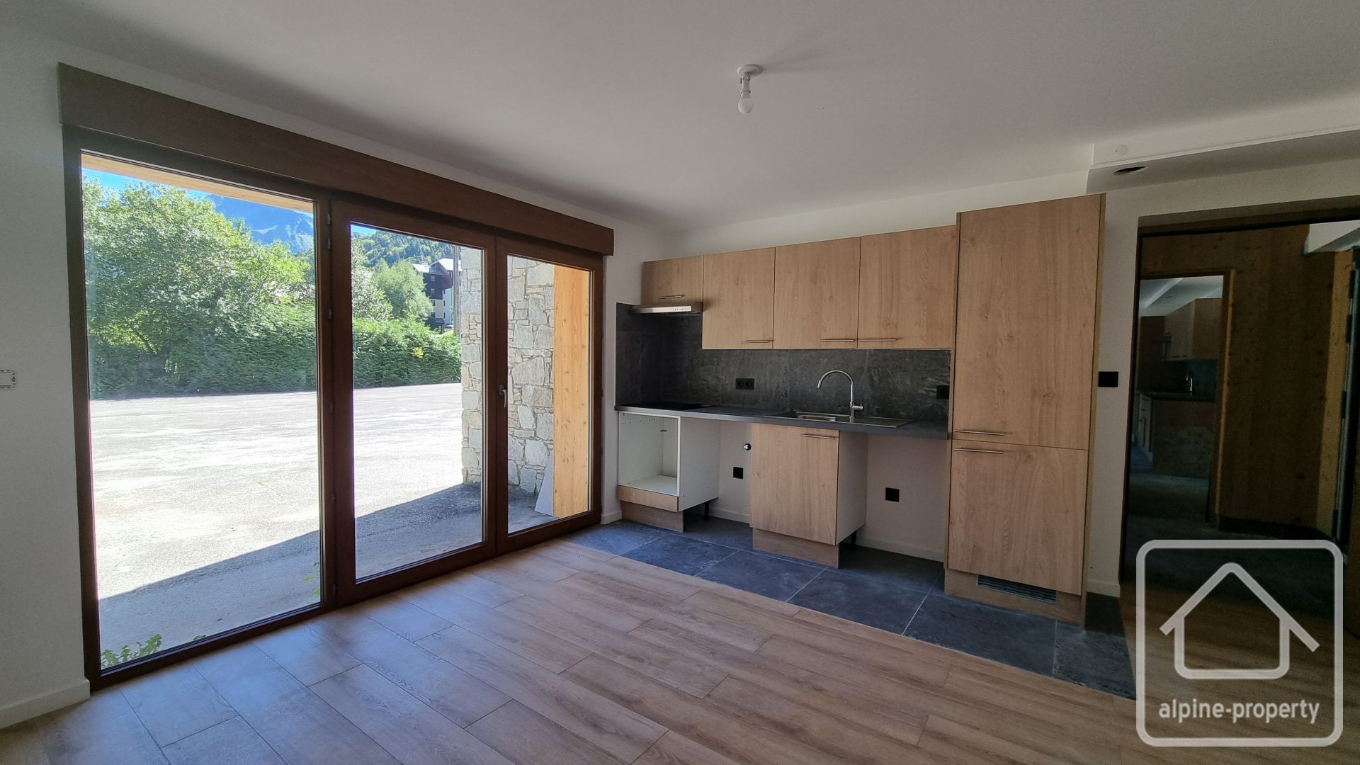 A Beautiful 1 Bedroom Apartment With A Large Outdoor Terrace, Private Parking And Cave. – APTCLOSFLORINE001