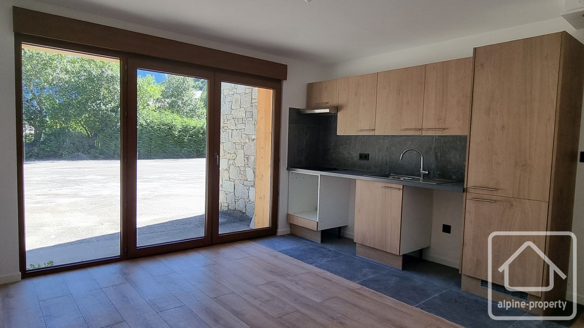 A Beautiful 1 Bedroom Apartment With A Large Outdoor Terrace, Private Parking And Cave. – APTCLOSFLORINE001