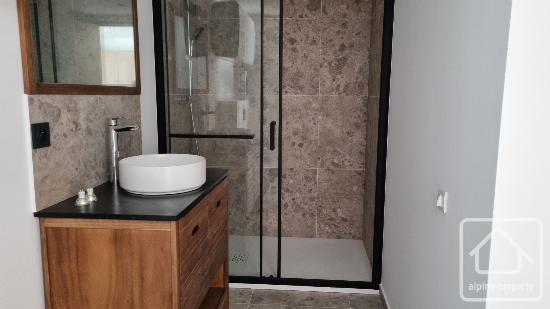 A Beautiful 1 Bedroom Apartment With A Large Outdoor Terrace, Private Parking And Cave. – APTCLOSFLORINE001