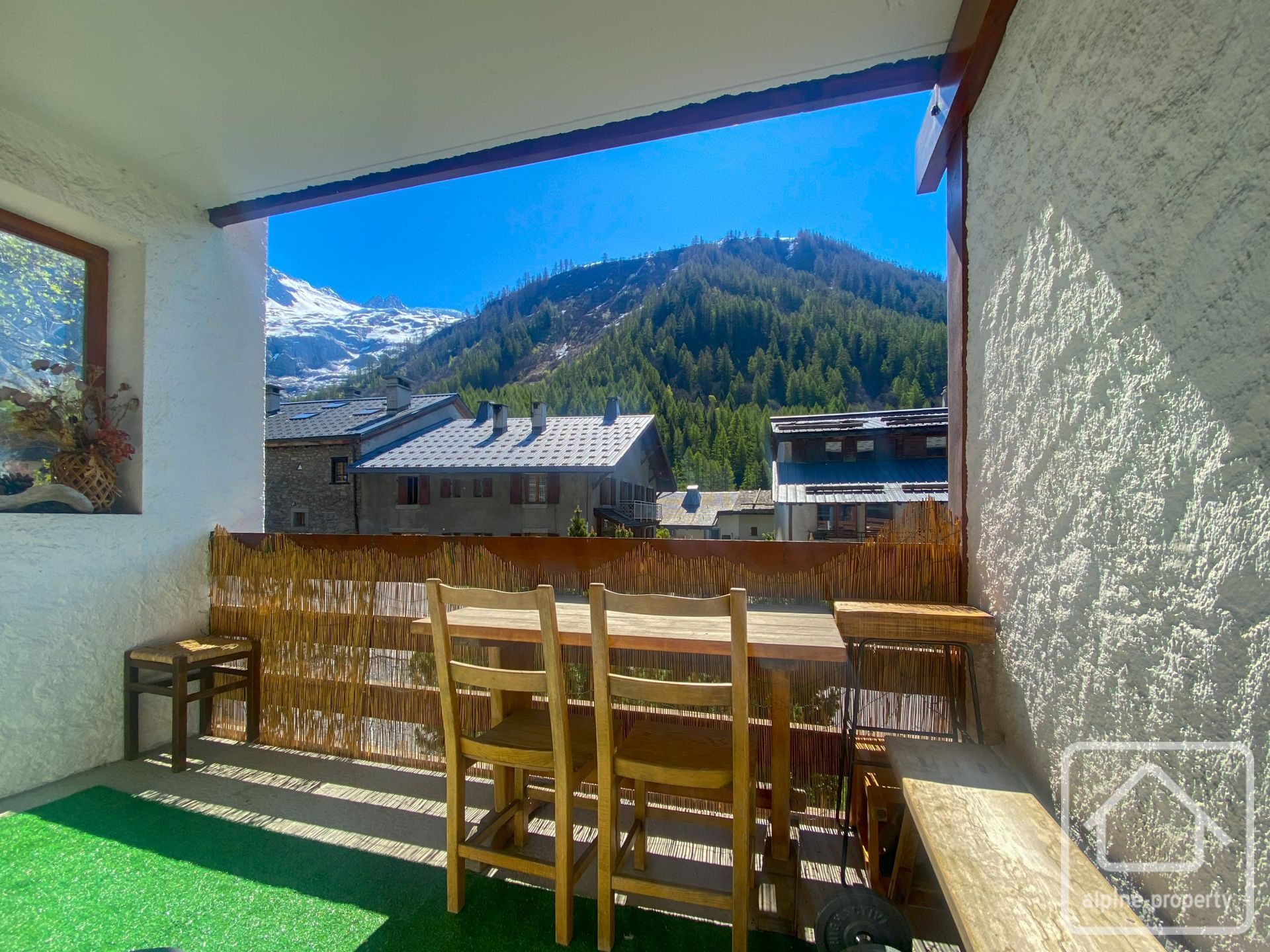 Sunny 1 Bedroom Apartment With Balcony, Mont Blanc Views, Private Parking, Storage Cellar, Use Of Outdoor Swimming Pool – EDELWEISSCHAM