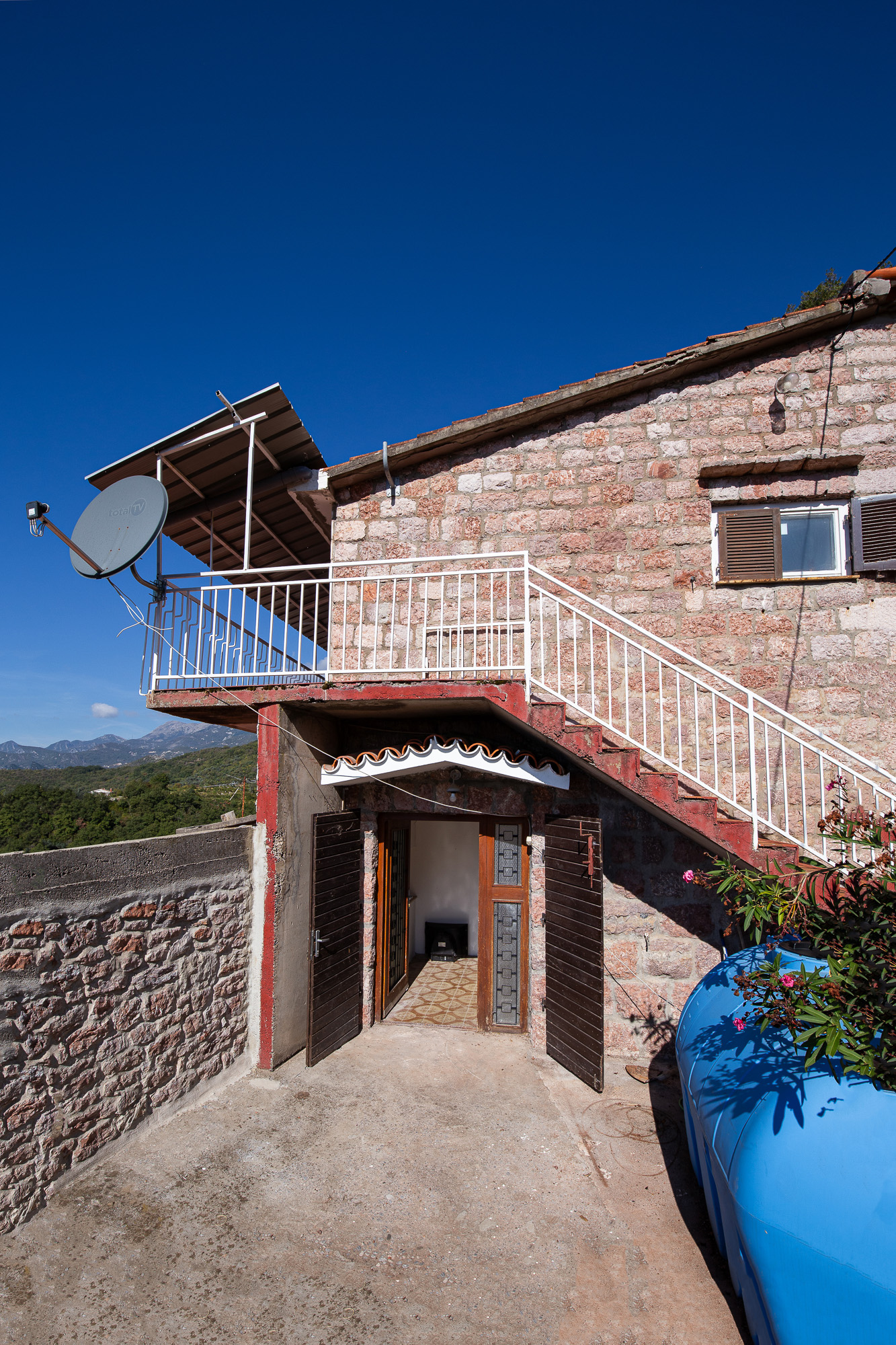 House for sale in Pržno, near Sveti Stefan – prime location.