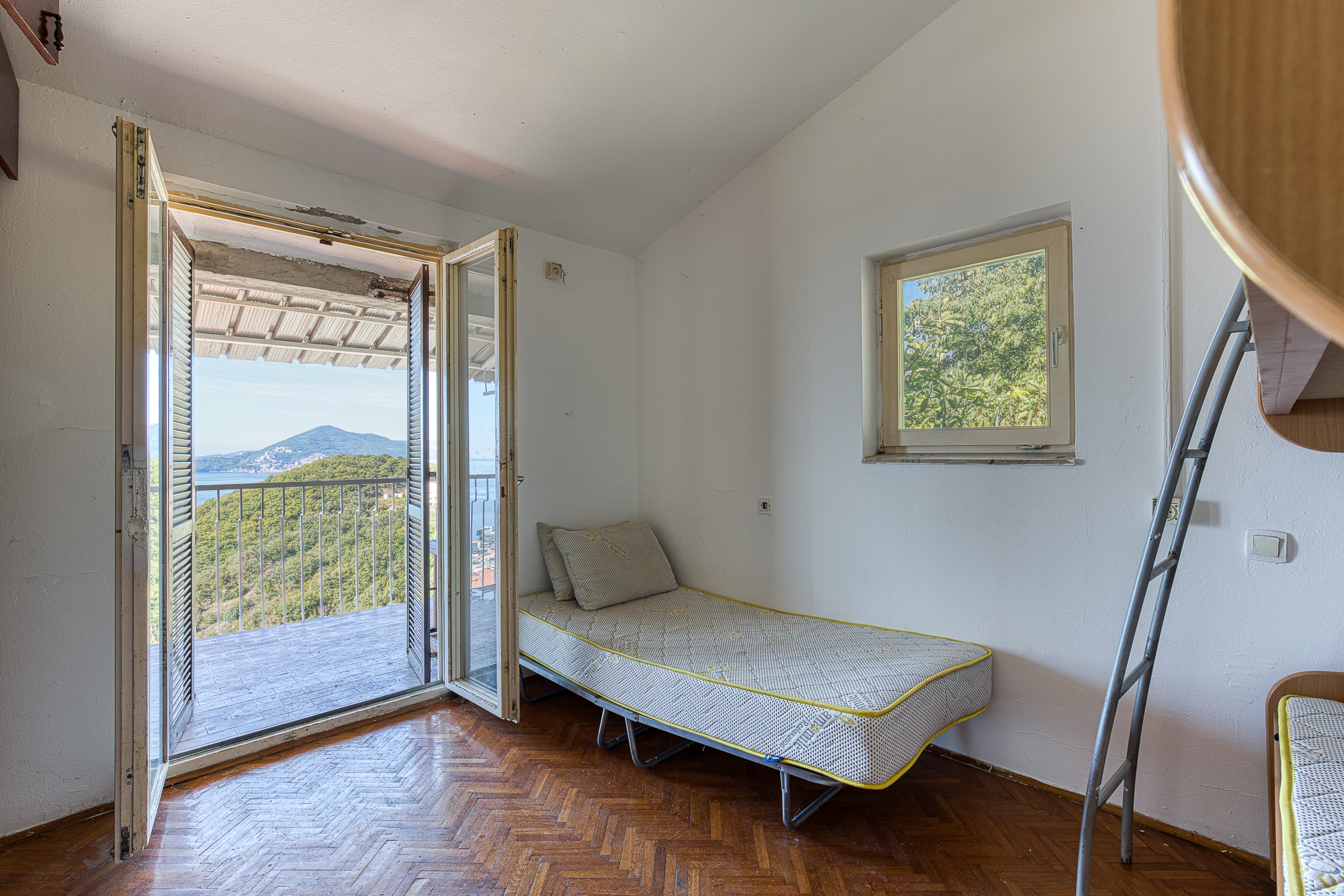 House for sale in Pržno, near Sveti Stefan – prime location.