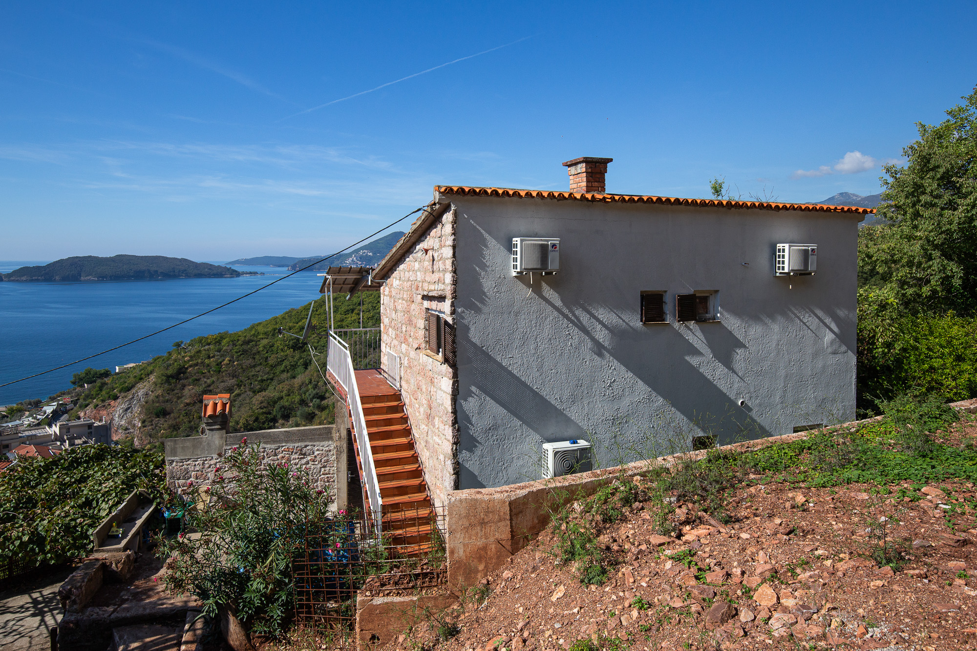 House for sale in Pržno, near Sveti Stefan – prime location.