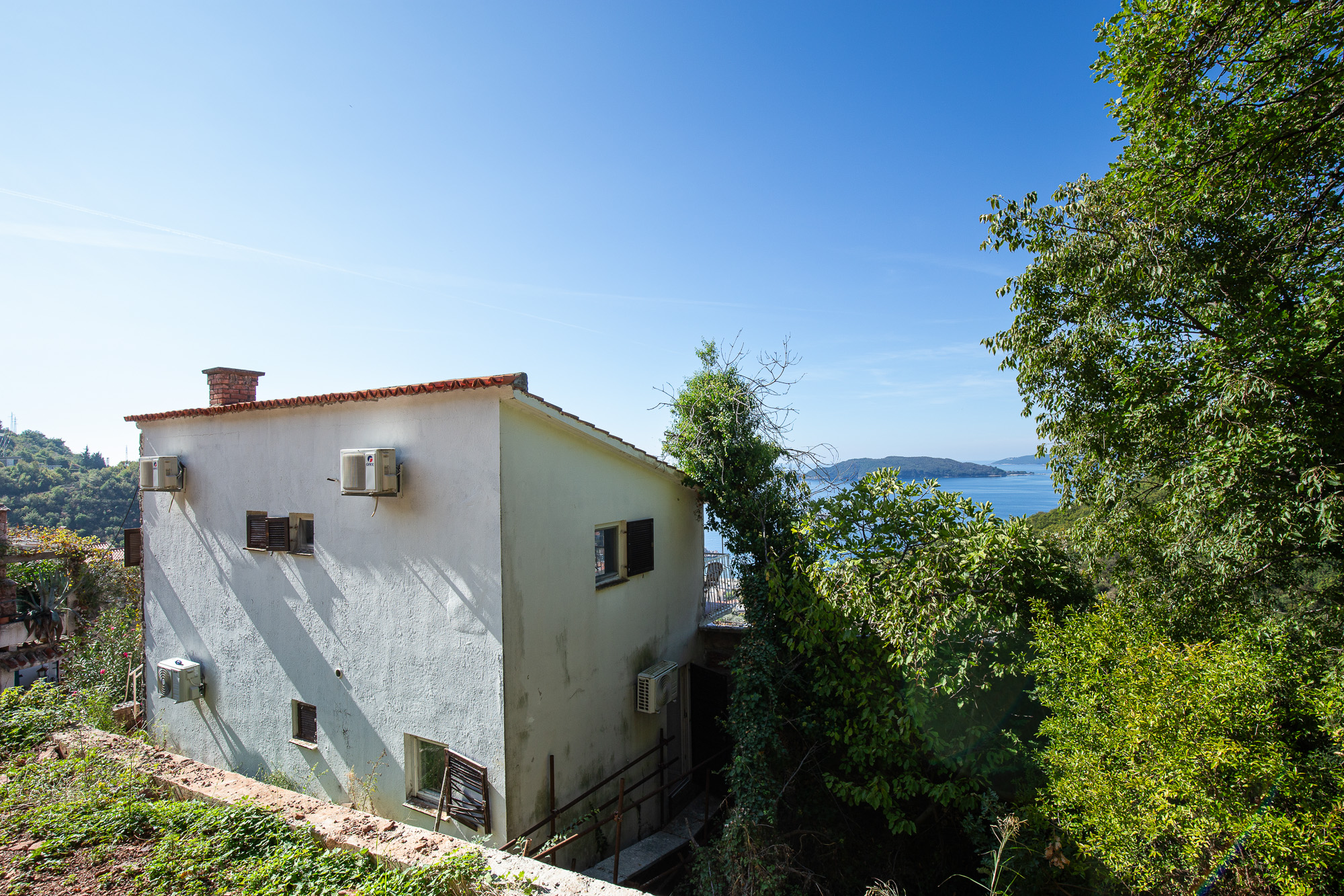 House for sale in Pržno, near Sveti Stefan – prime location.