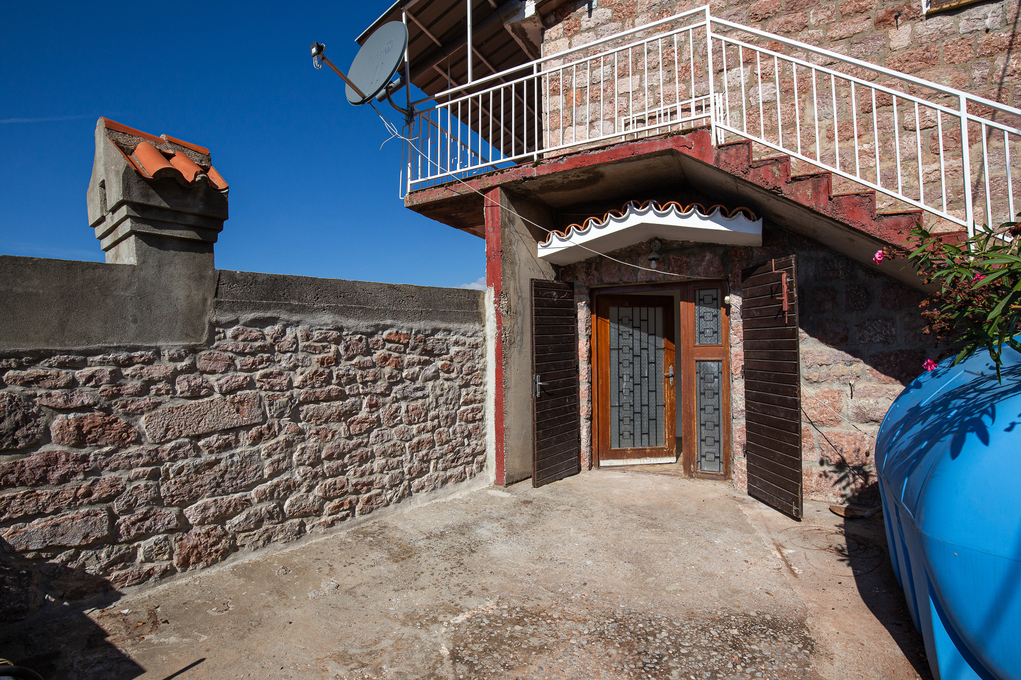 House for sale in Pržno, near Sveti Stefan – prime location.