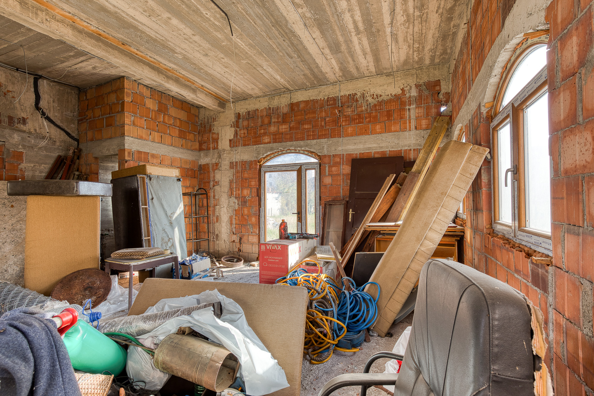 Office and retail center in the final stage on a 652 m² land plot in the center of Podgorica