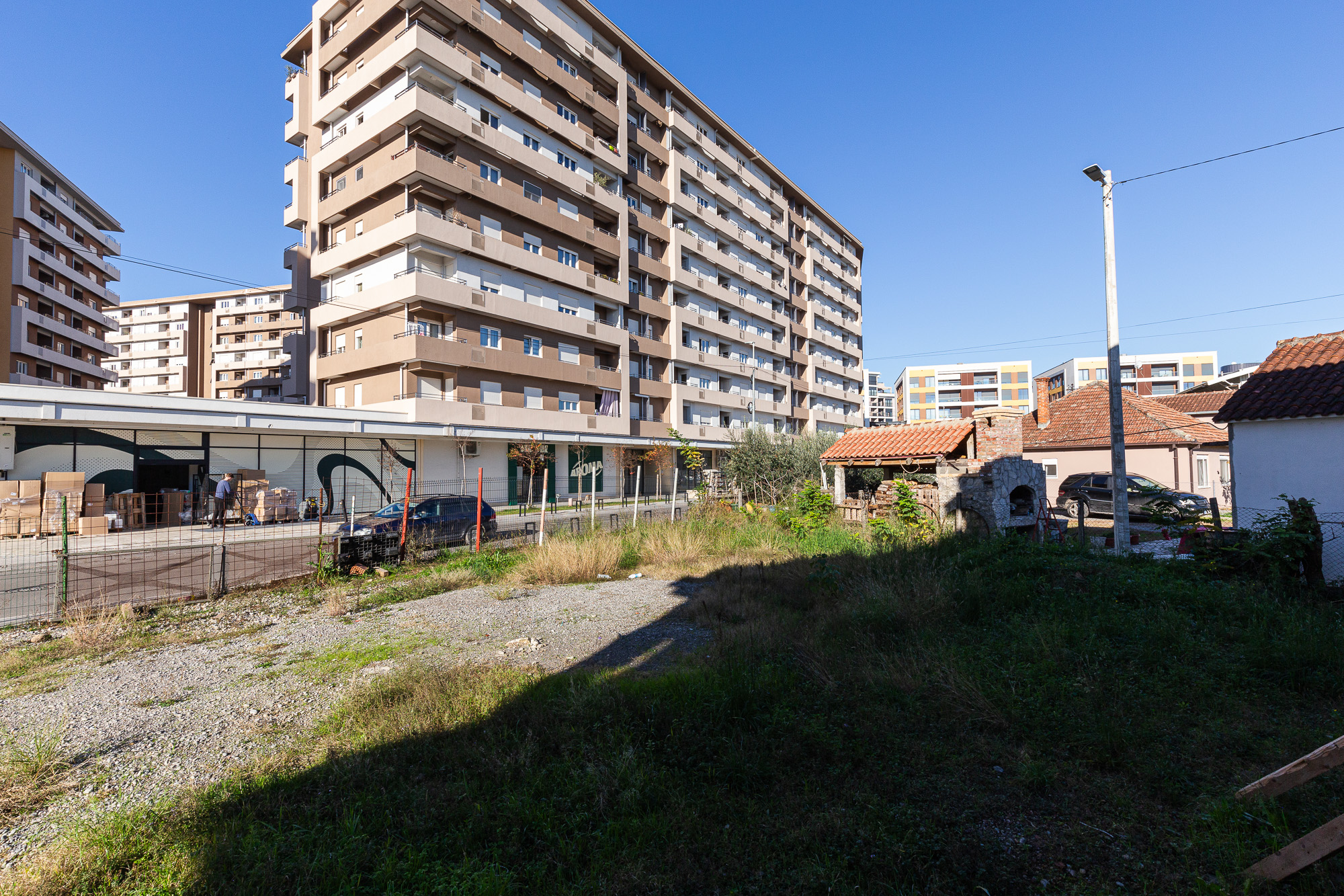 Office and retail center in the final stage on a 652 m² land plot in the center of Podgorica