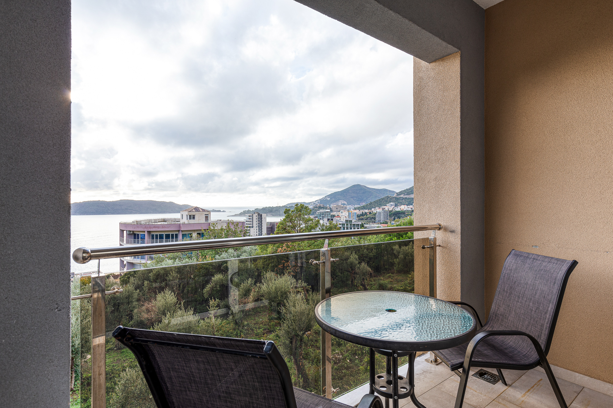 A bright and comfortable 65 m² apartment in Rafailovići