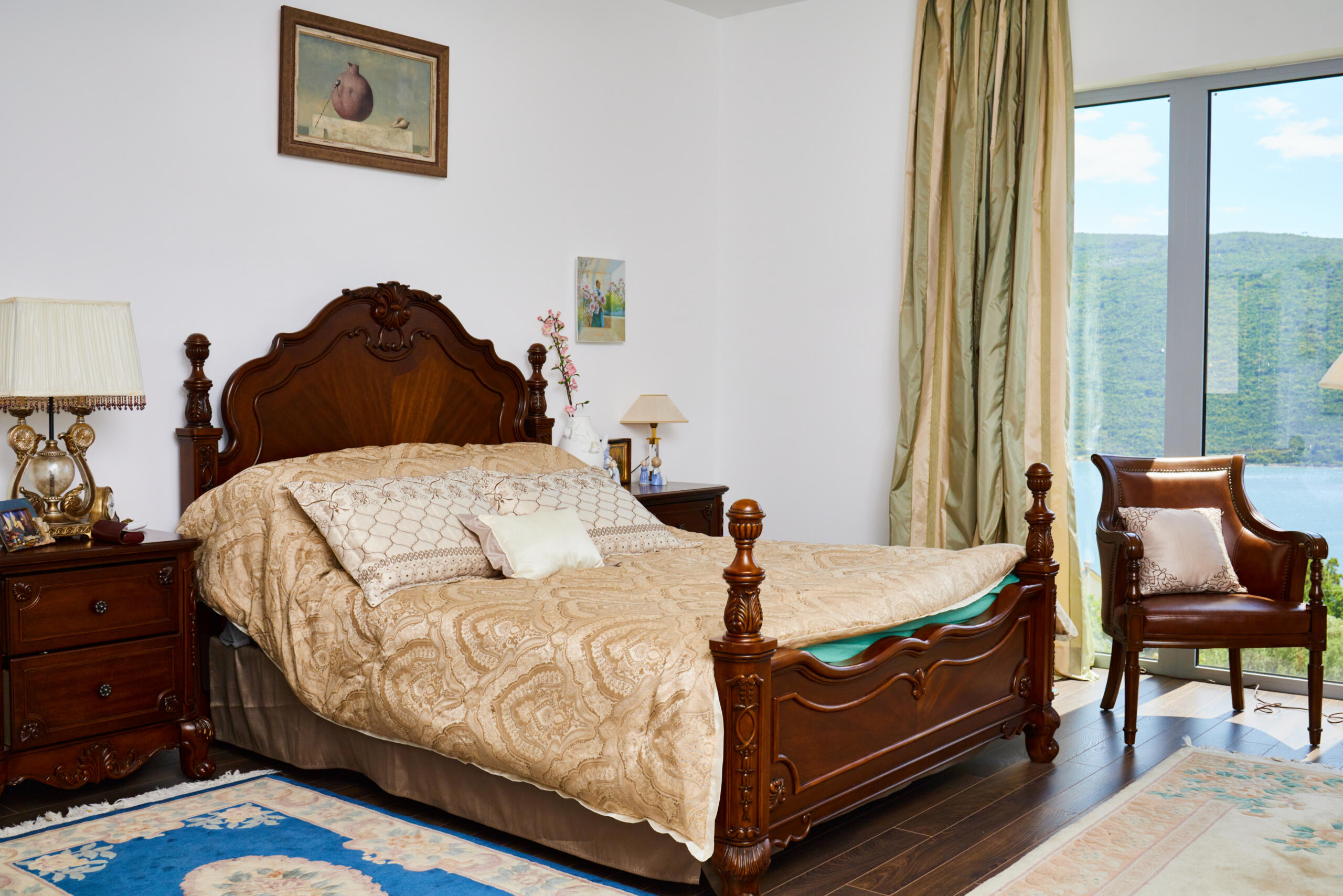 Spacious house in Kumbor with a total area of 335 m²