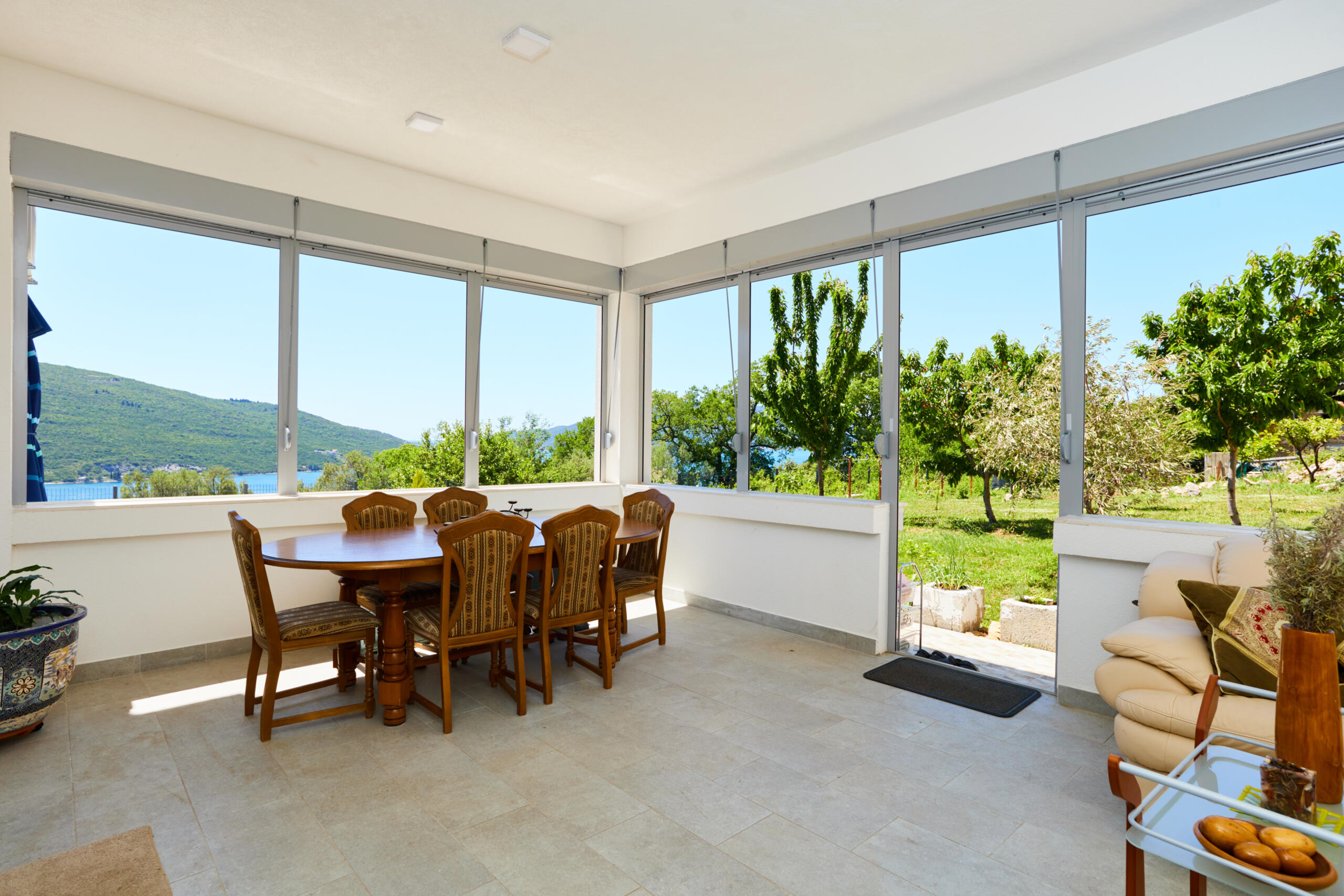 Spacious house in Kumbor with a total area of 335 m²