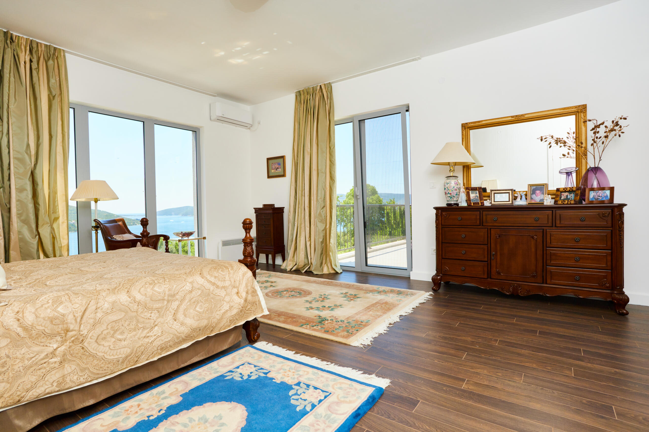 Spacious house in Kumbor with a total area of 335 m²