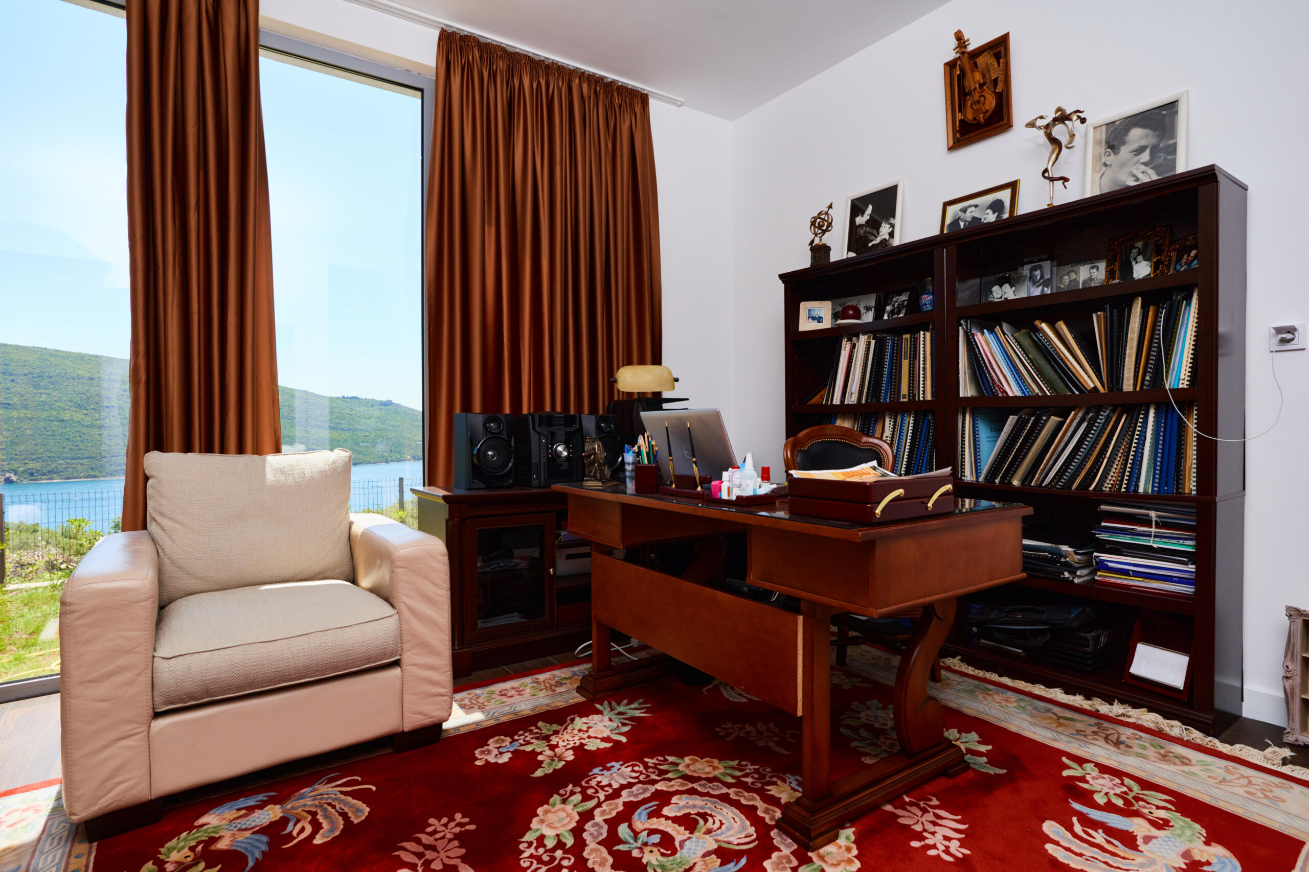 Spacious house in Kumbor with a total area of 335 m²