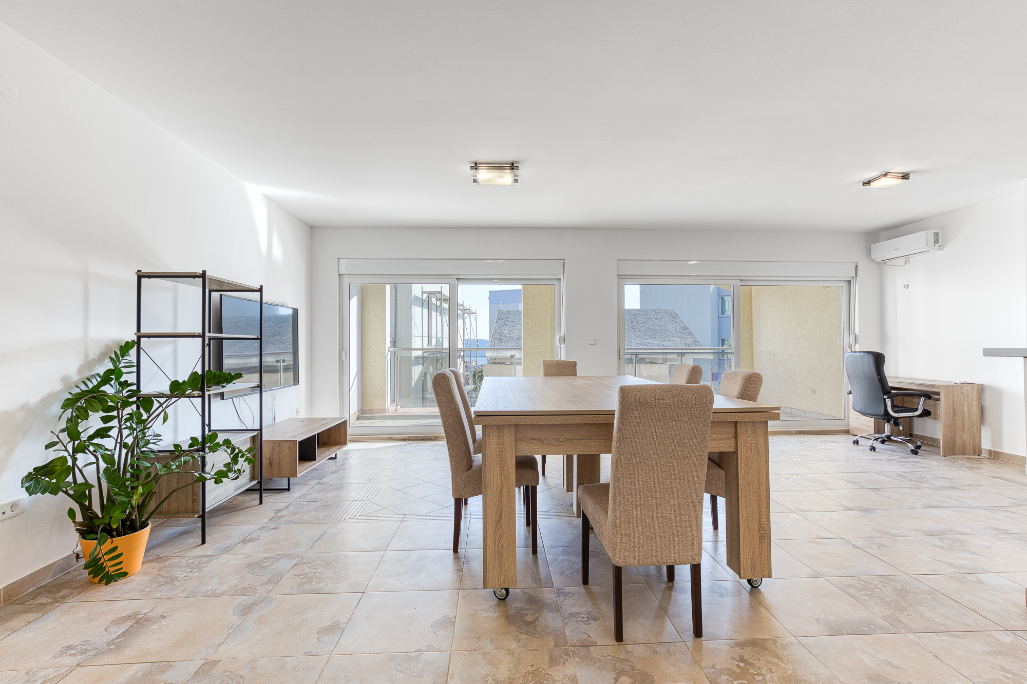 FOR SALE: SPACIOUS, FULLY FURNISHED APARTMENT IN BUDVA WITH GARAGE AND TESLA CHARGER