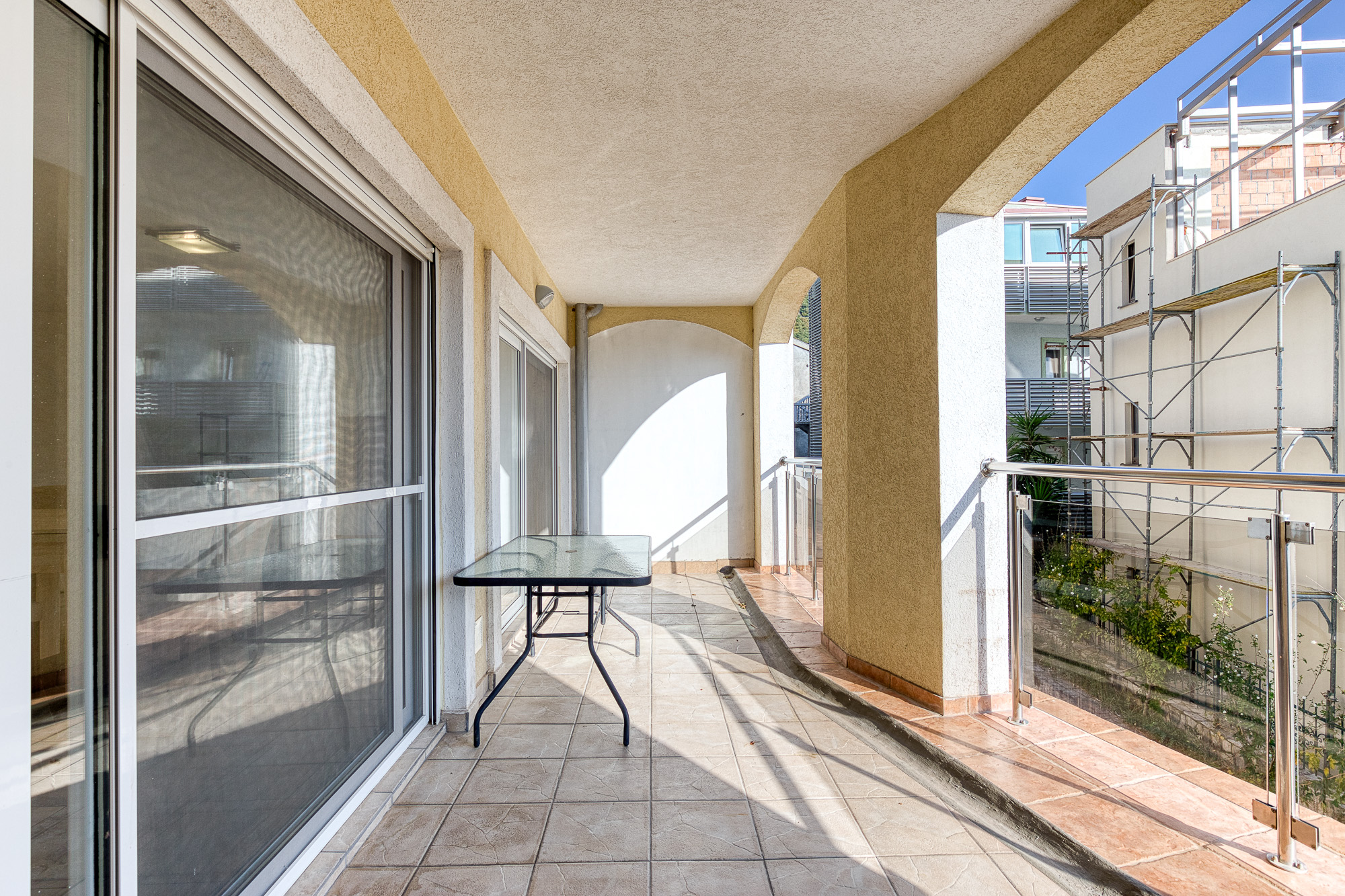 FOR SALE: SPACIOUS, FULLY FURNISHED APARTMENT IN BUDVA WITH GARAGE AND TESLA CHARGER