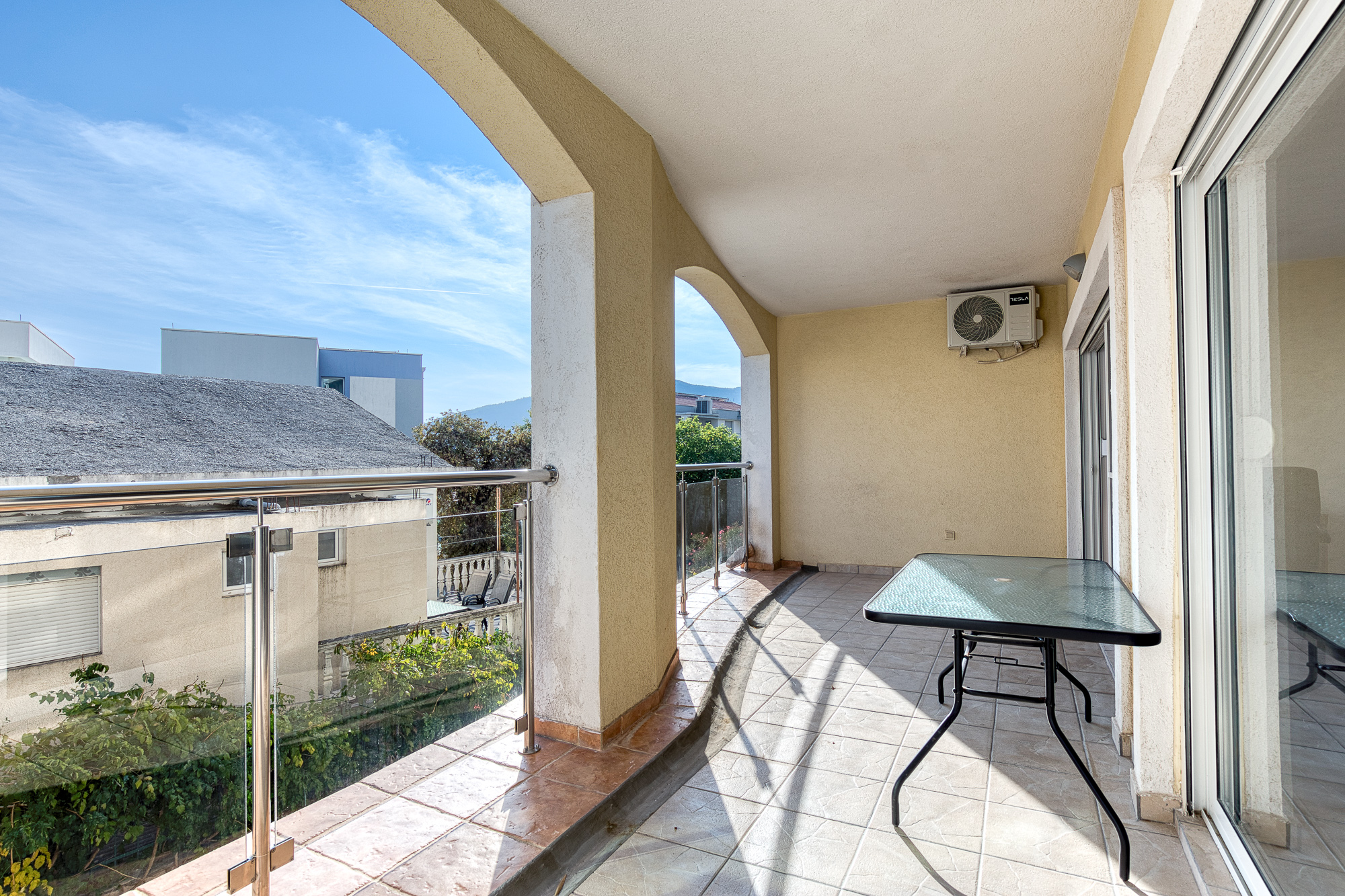 FOR SALE: SPACIOUS, FULLY FURNISHED APARTMENT IN BUDVA WITH GARAGE AND TESLA CHARGER