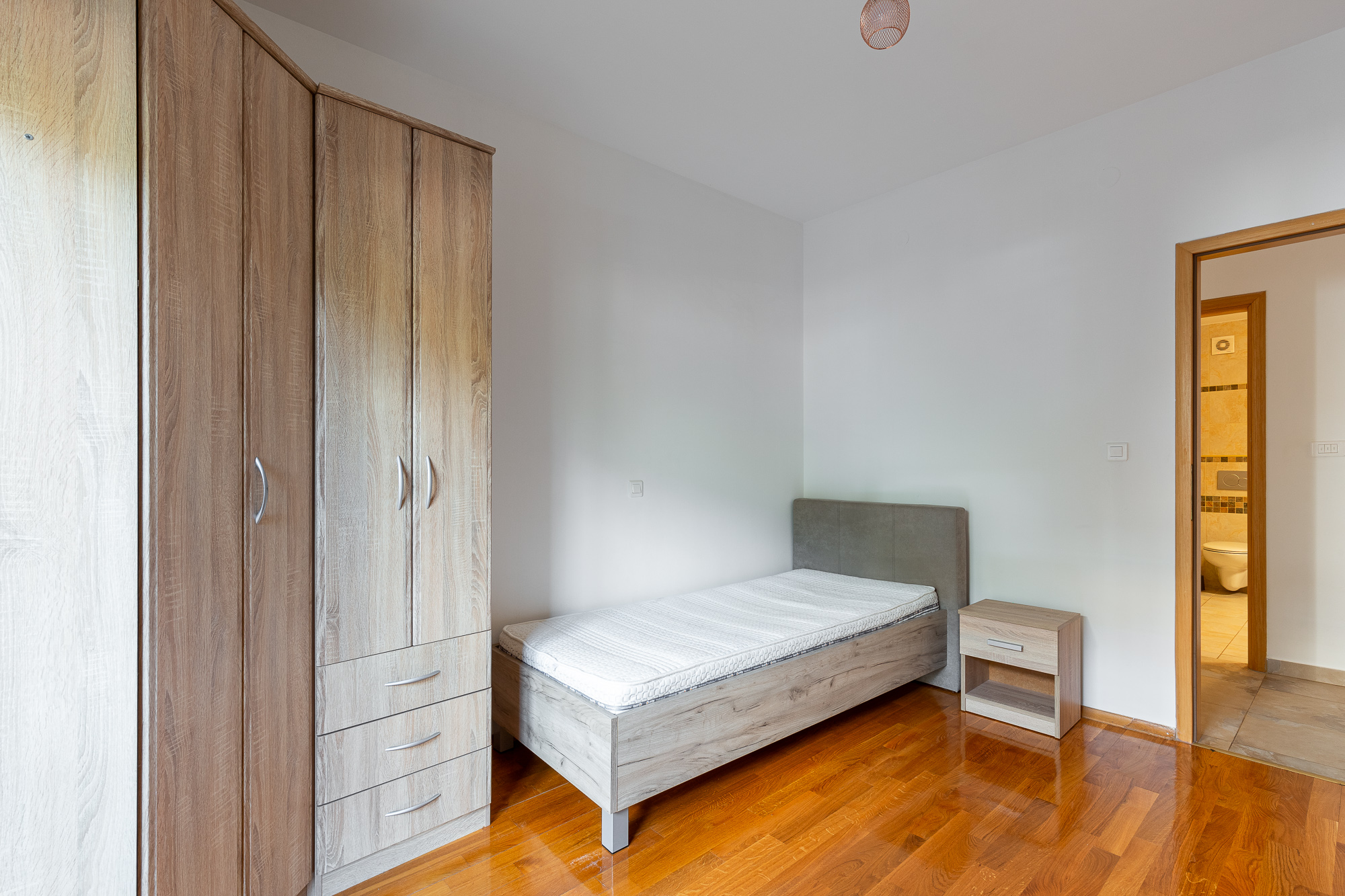 FOR SALE: SPACIOUS, FULLY FURNISHED APARTMENT IN BUDVA WITH GARAGE AND TESLA CHARGER