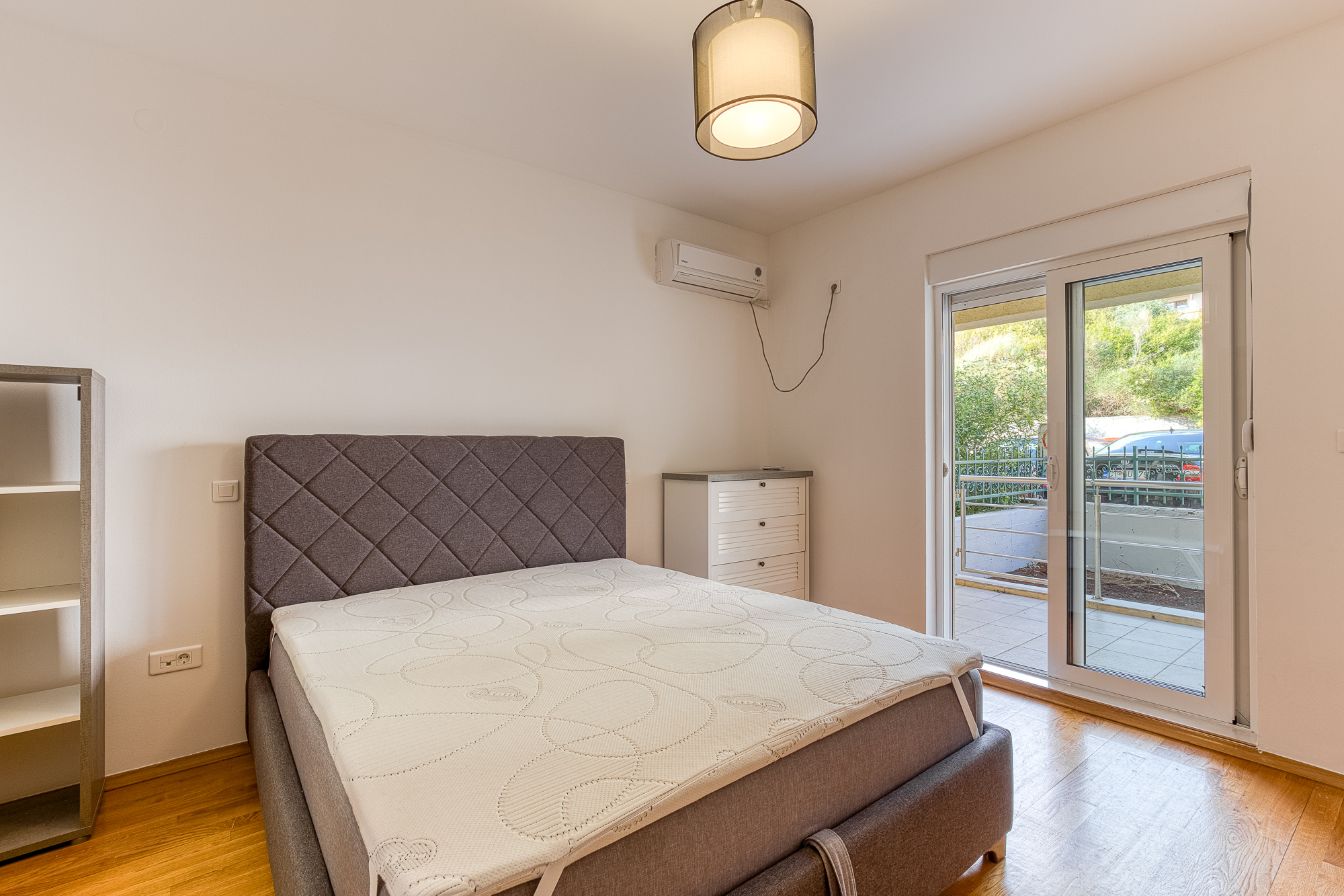 FOR SALE: SPACIOUS, FULLY FURNISHED APARTMENT IN BUDVA WITH GARAGE AND TESLA CHARGER