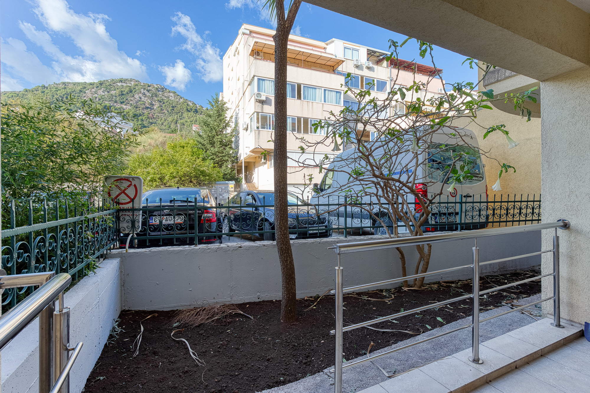 FOR SALE: SPACIOUS, FULLY FURNISHED APARTMENT IN BUDVA WITH GARAGE AND TESLA CHARGER
