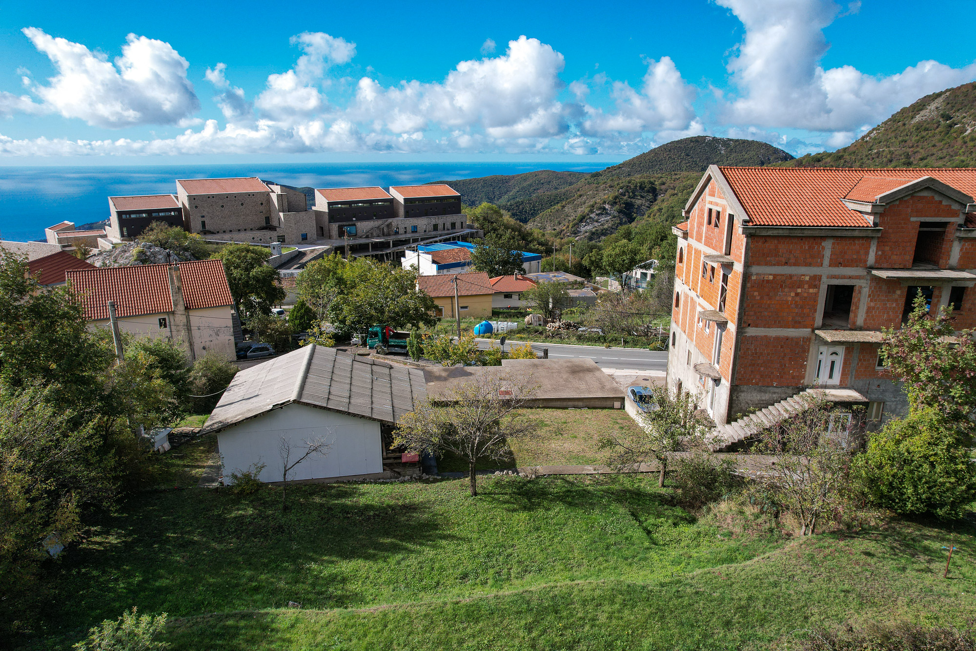 Urbanized Plot with Sea View and Own Water Source – Lapčići, 1,000 m²