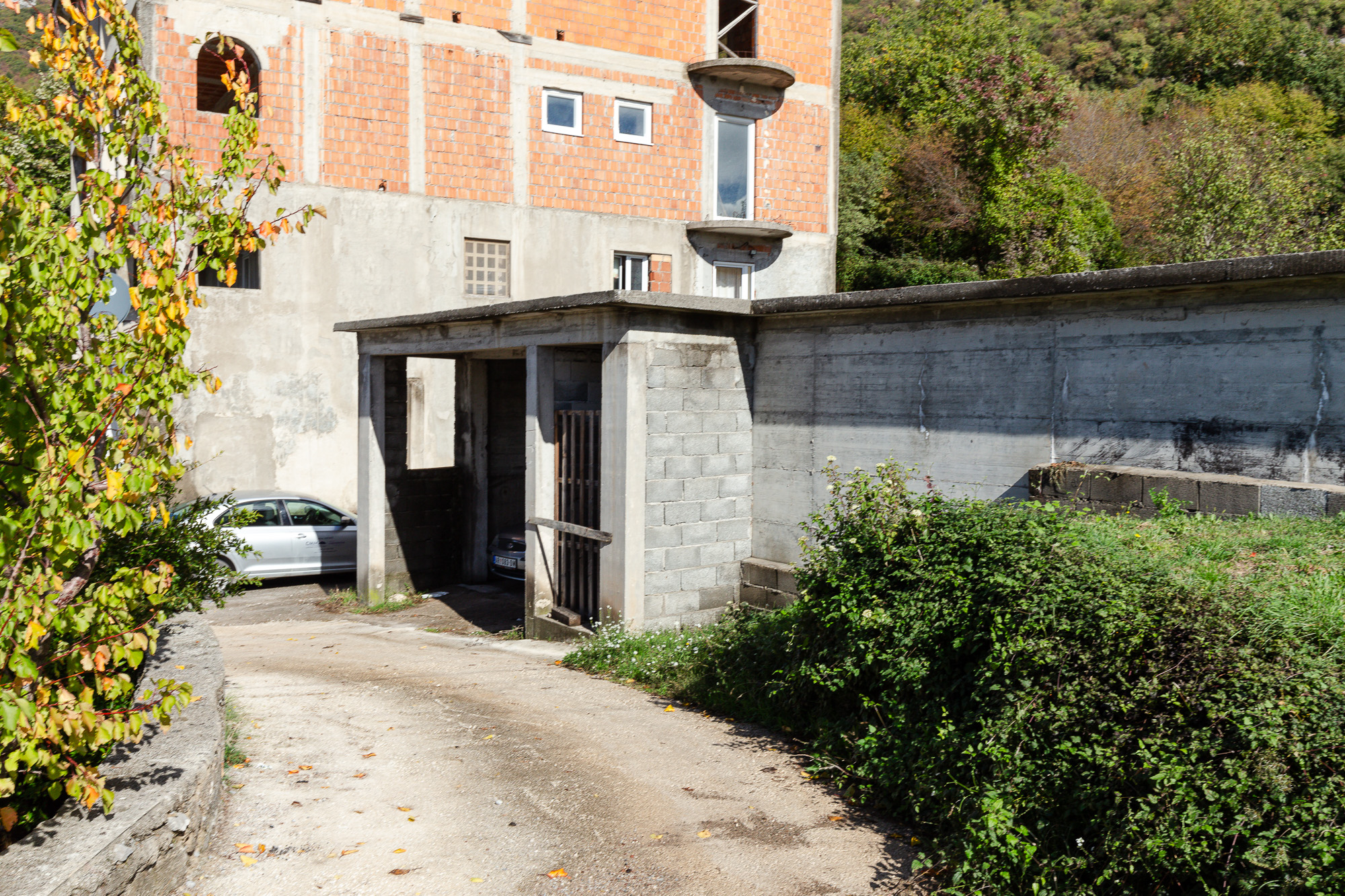 Urbanized Plot with Sea View and Own Water Source – Lapčići, 1,000 m²