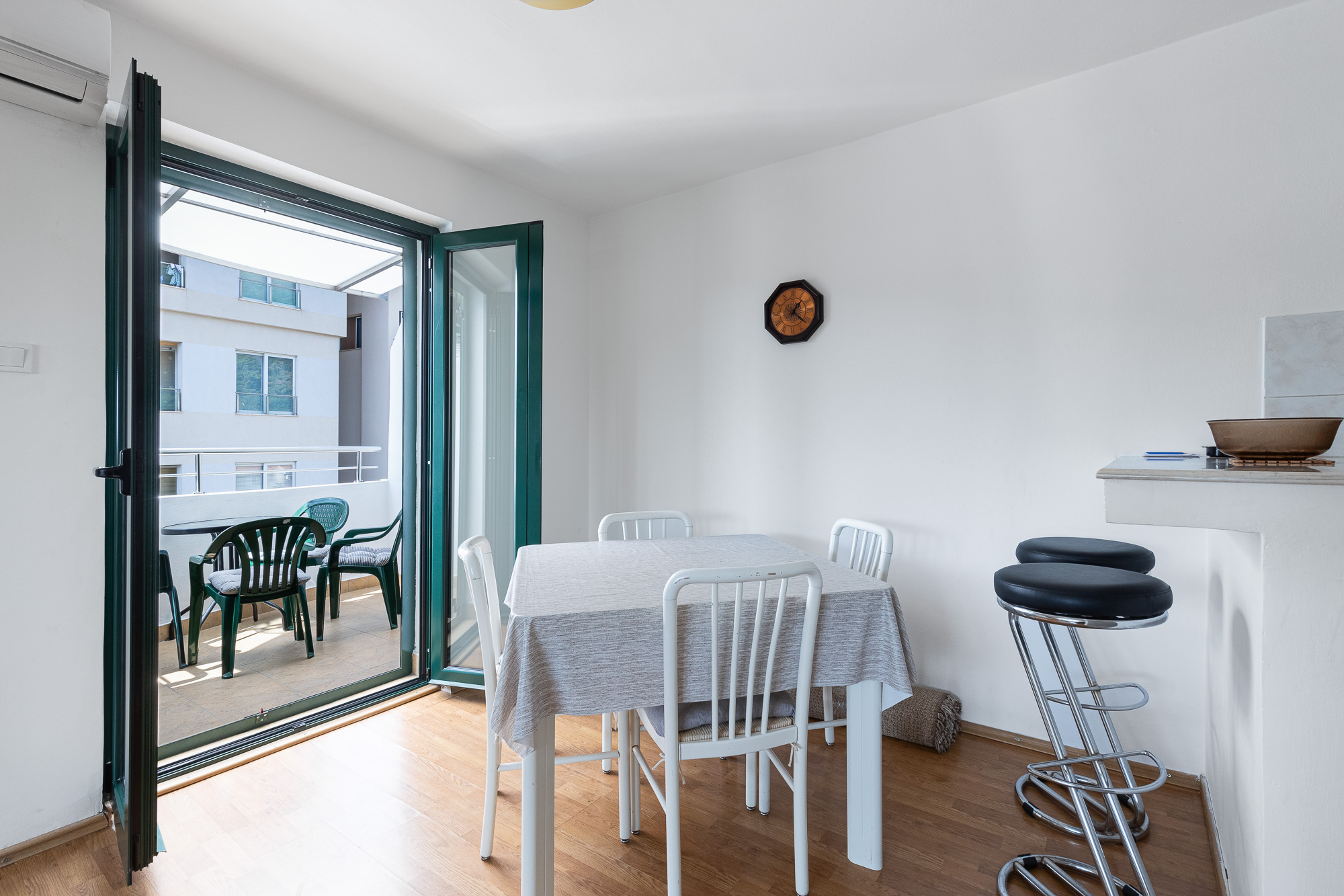 One-Bedroom Apartment in Budva – Sea View