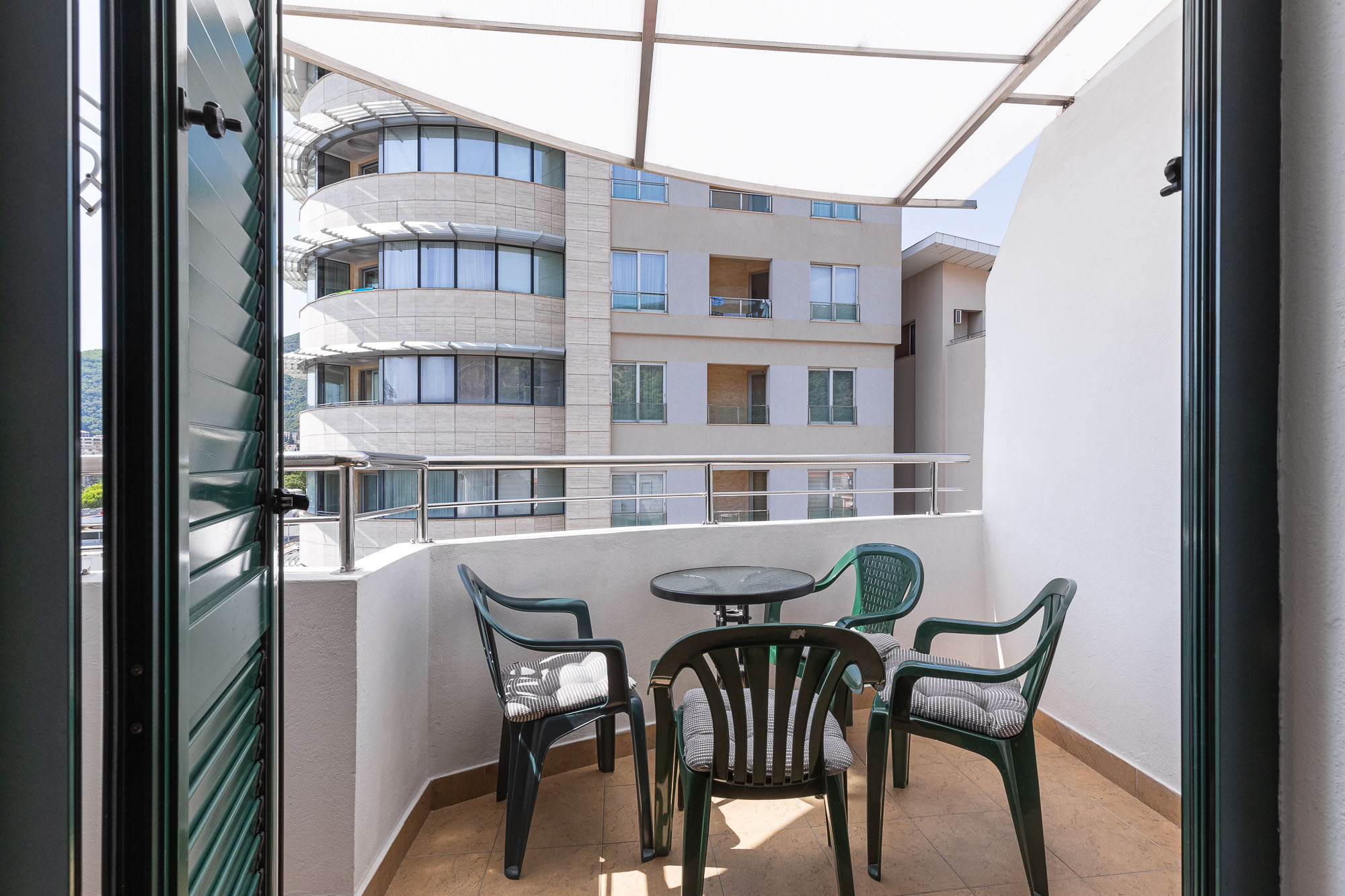 One-Bedroom Apartment in Budva – Sea View