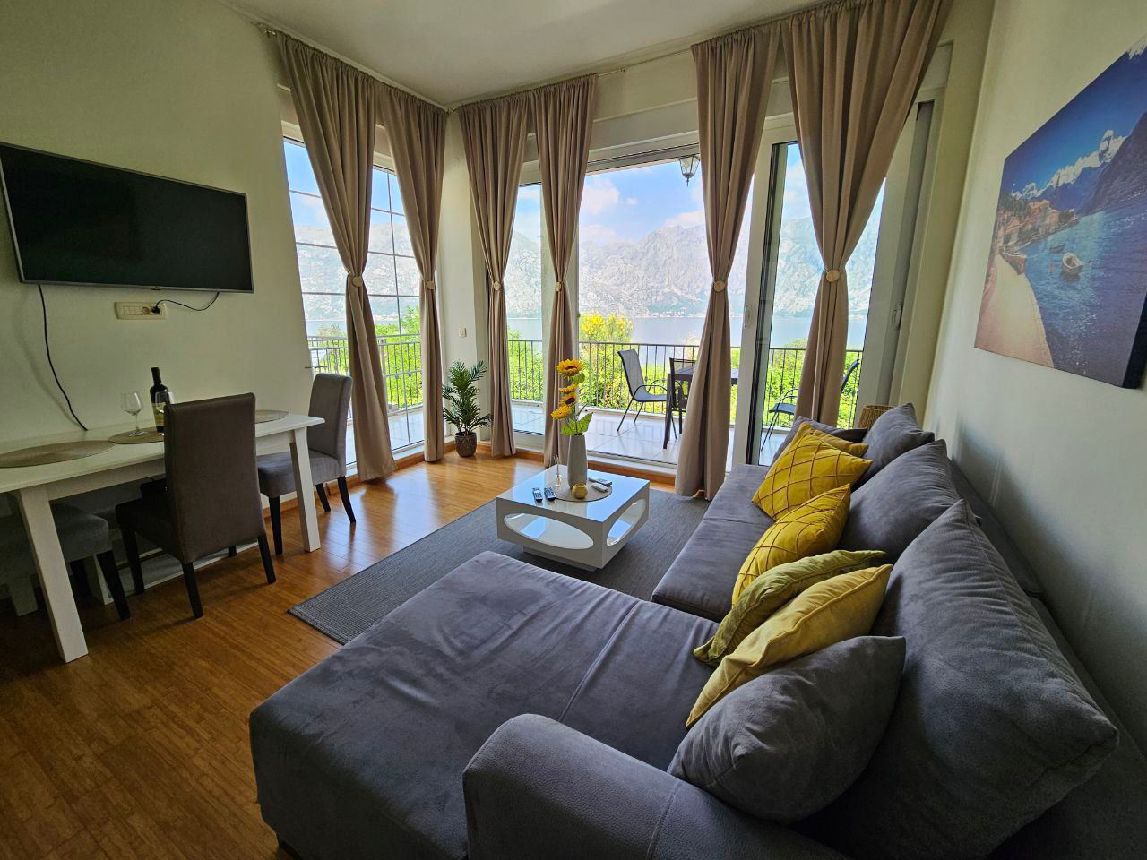 Spacious 1-Bedroom Apartment in Prcanj