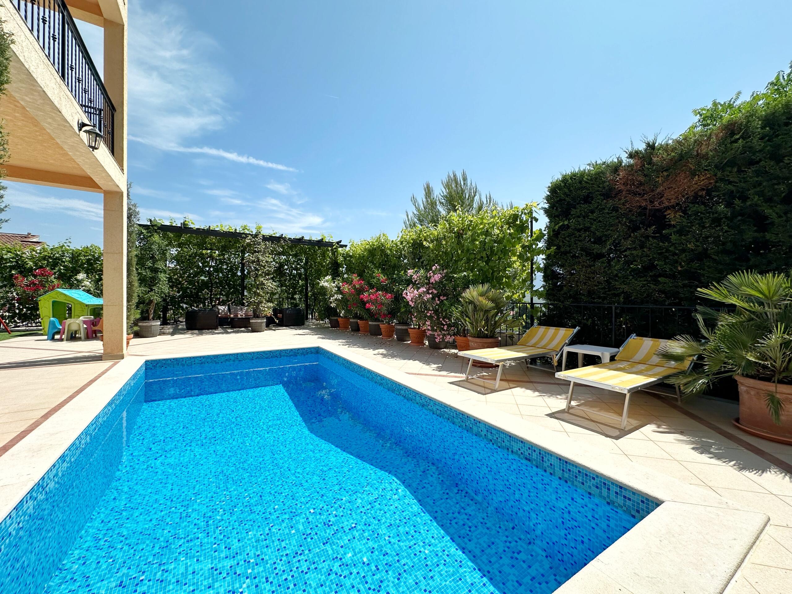 Mini-hotel with pool and spa near Lustica Bay