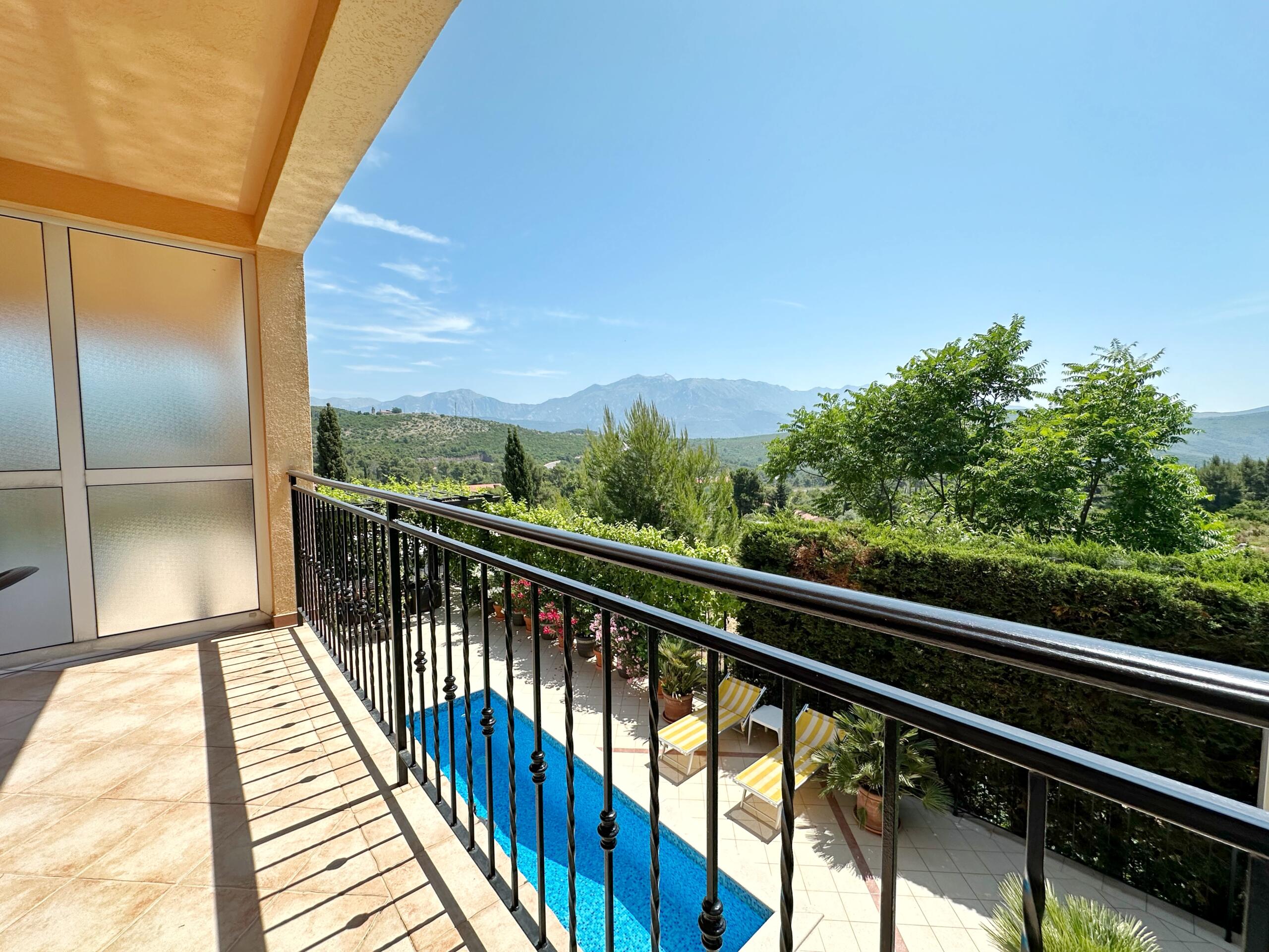 Mini-hotel with pool and spa near Lustica Bay